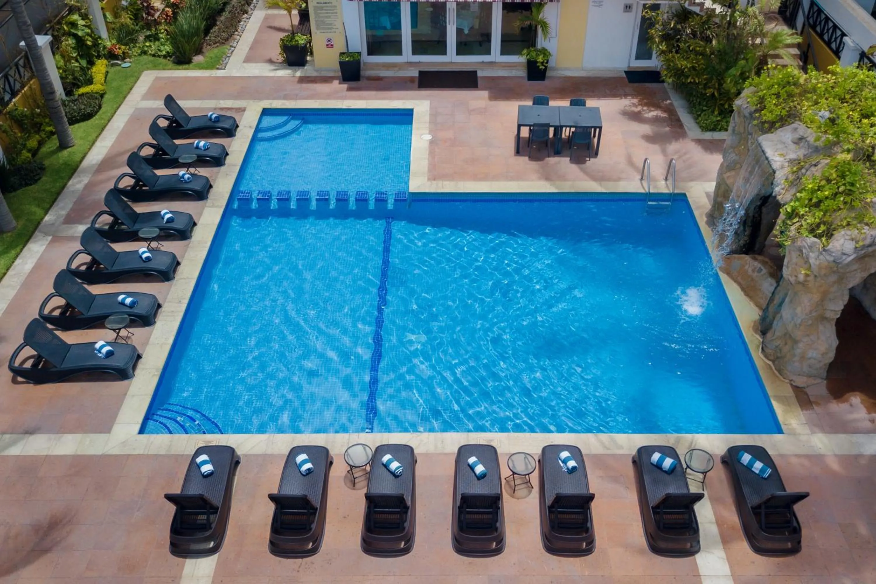 Swimming pool in Best Western Hotel Posada Freeman Zona Dorada