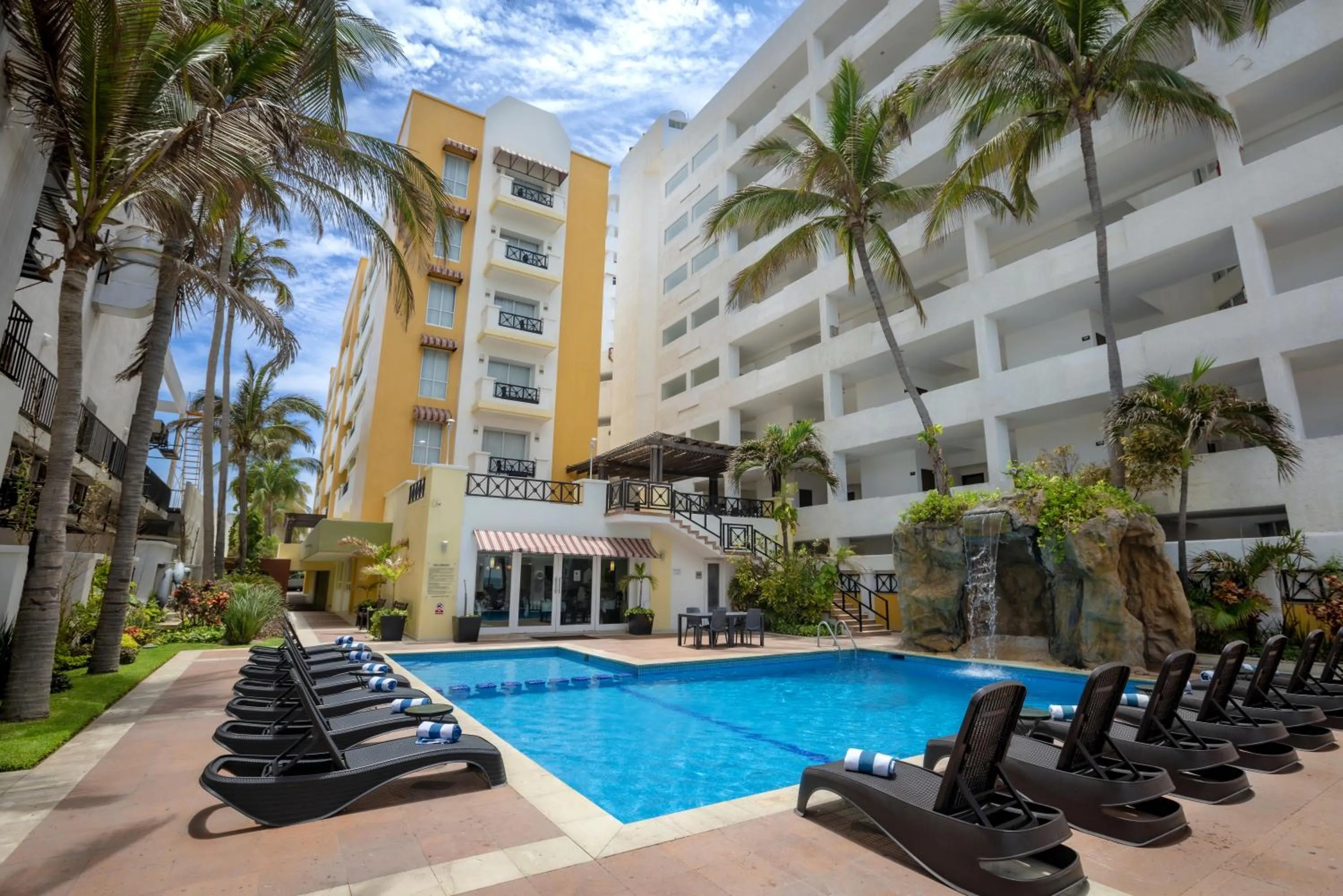 Property building in Best Western Hotel Posada Freeman Zona Dorada