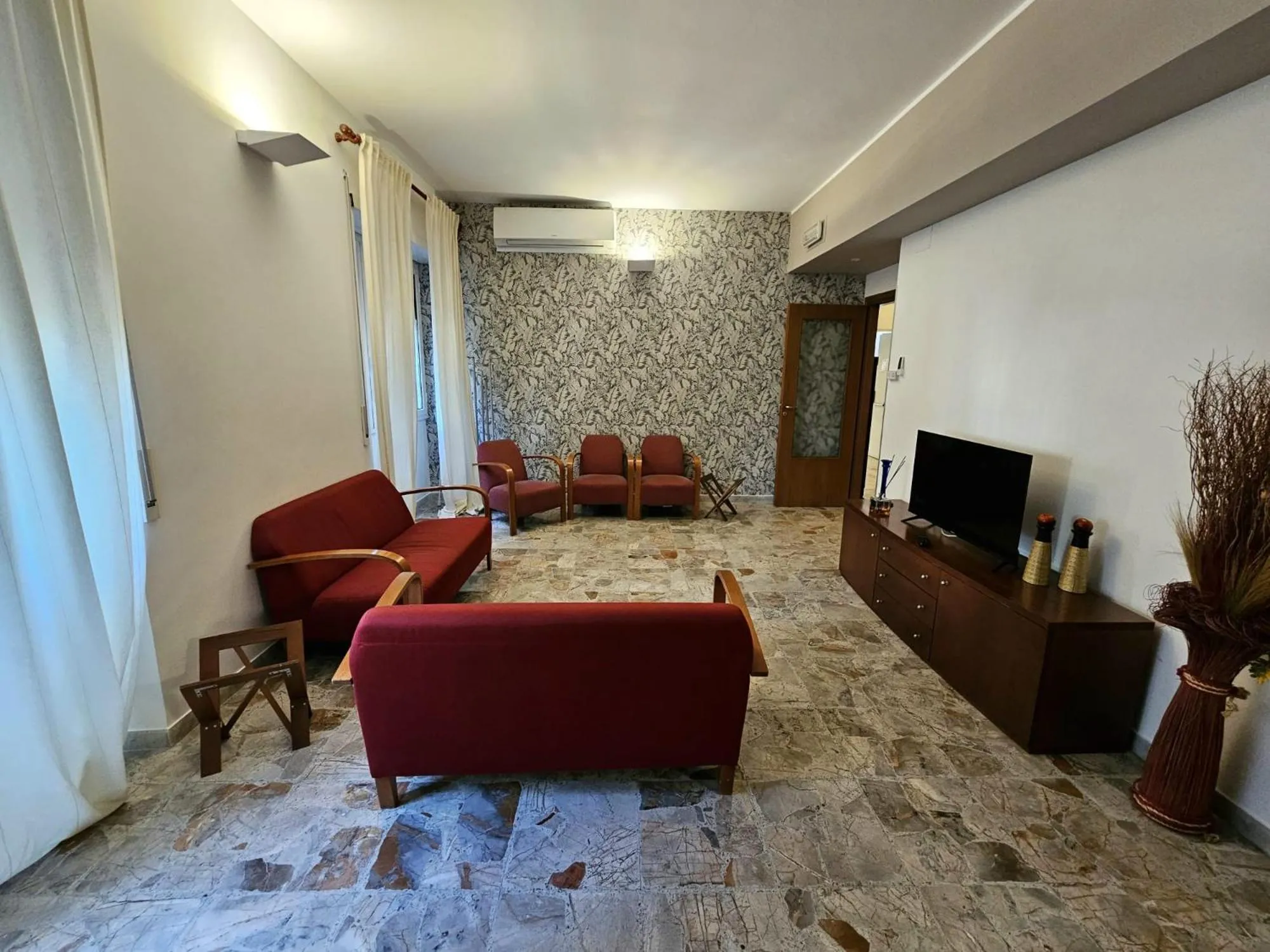 Communal lounge/ TV room in La Casa di Nazareth