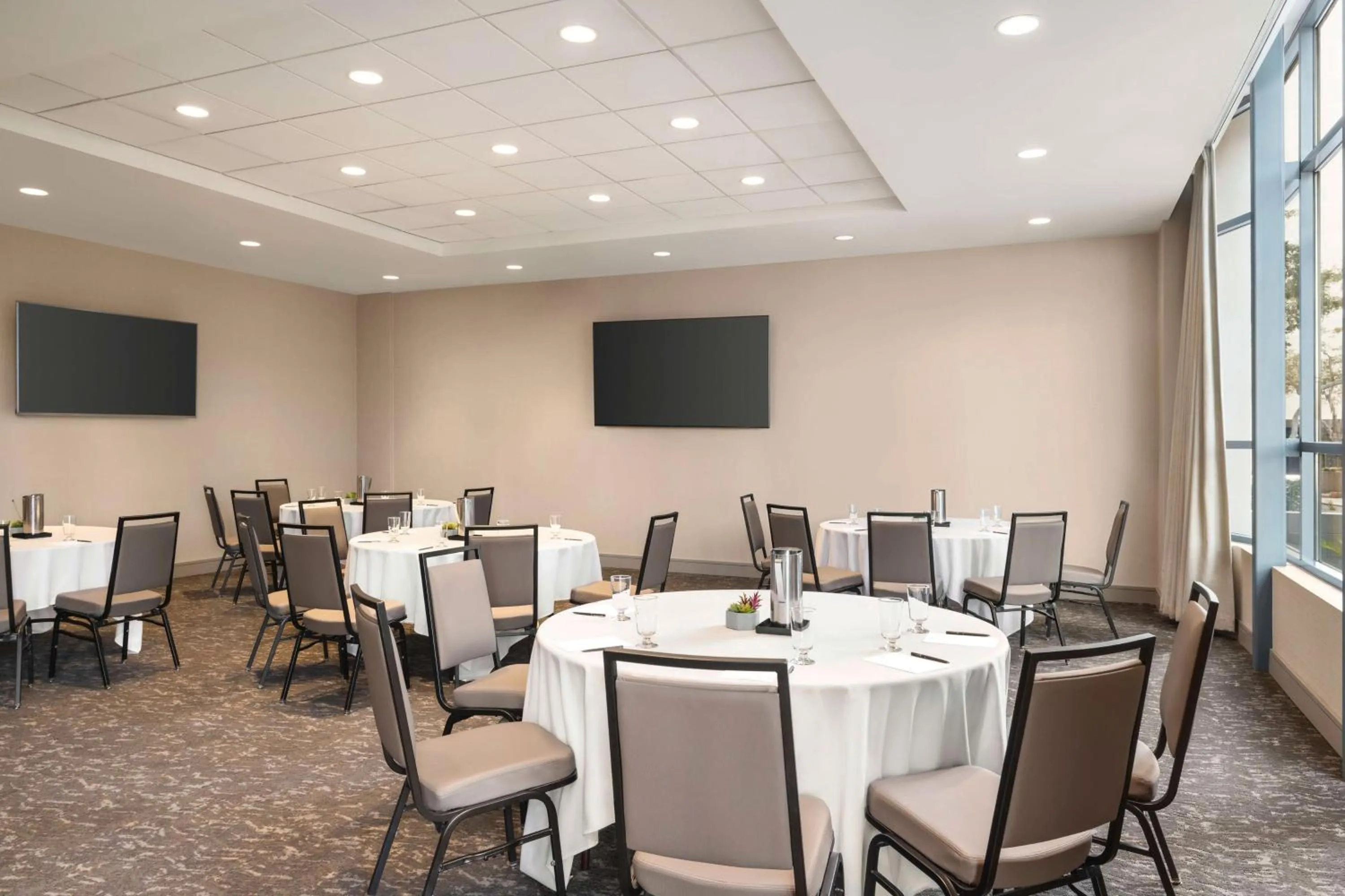 Meeting/conference room in Embassy Suites by Hilton Phoenix Downtown North