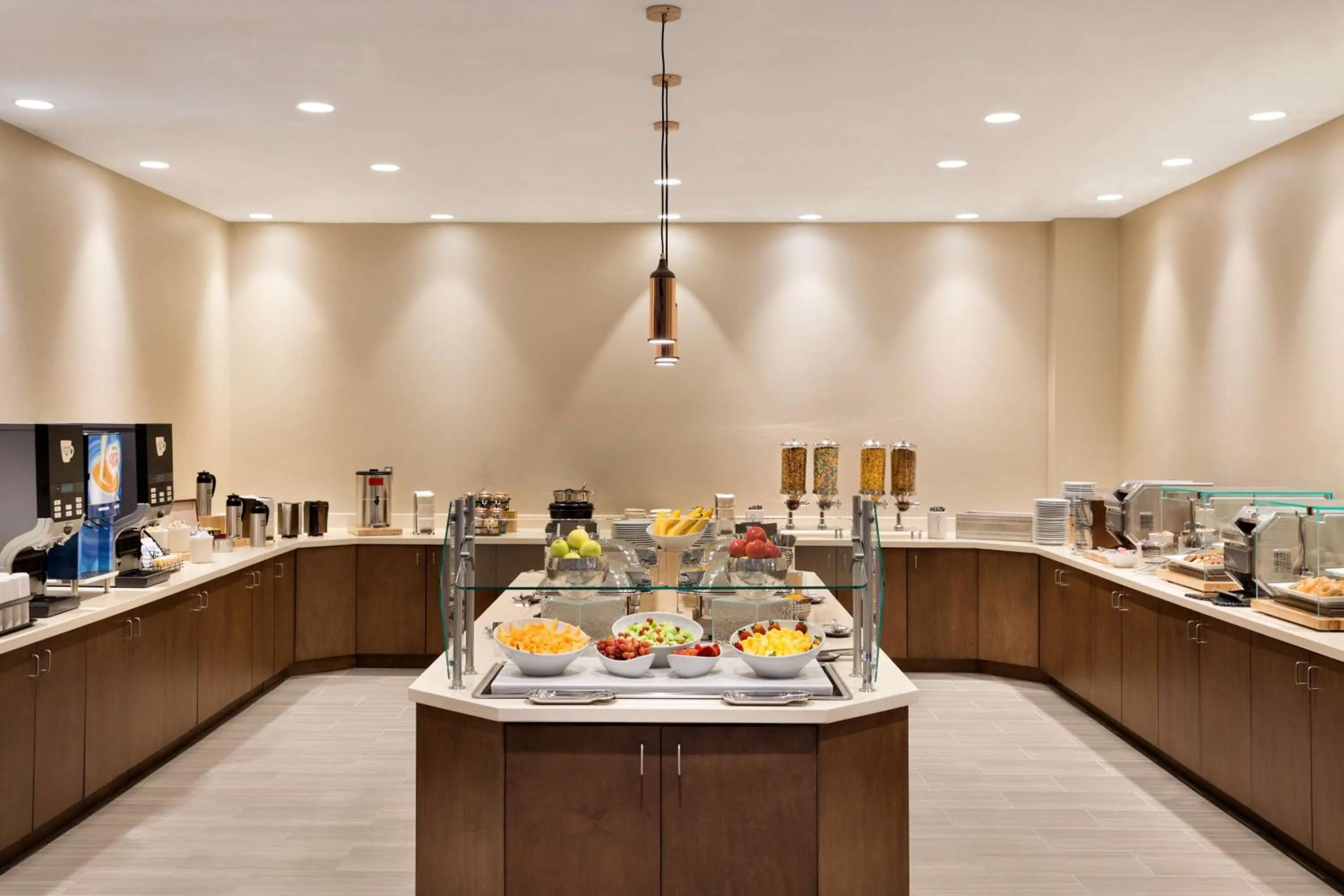 Dining area in Embassy Suites by Hilton Phoenix Downtown North