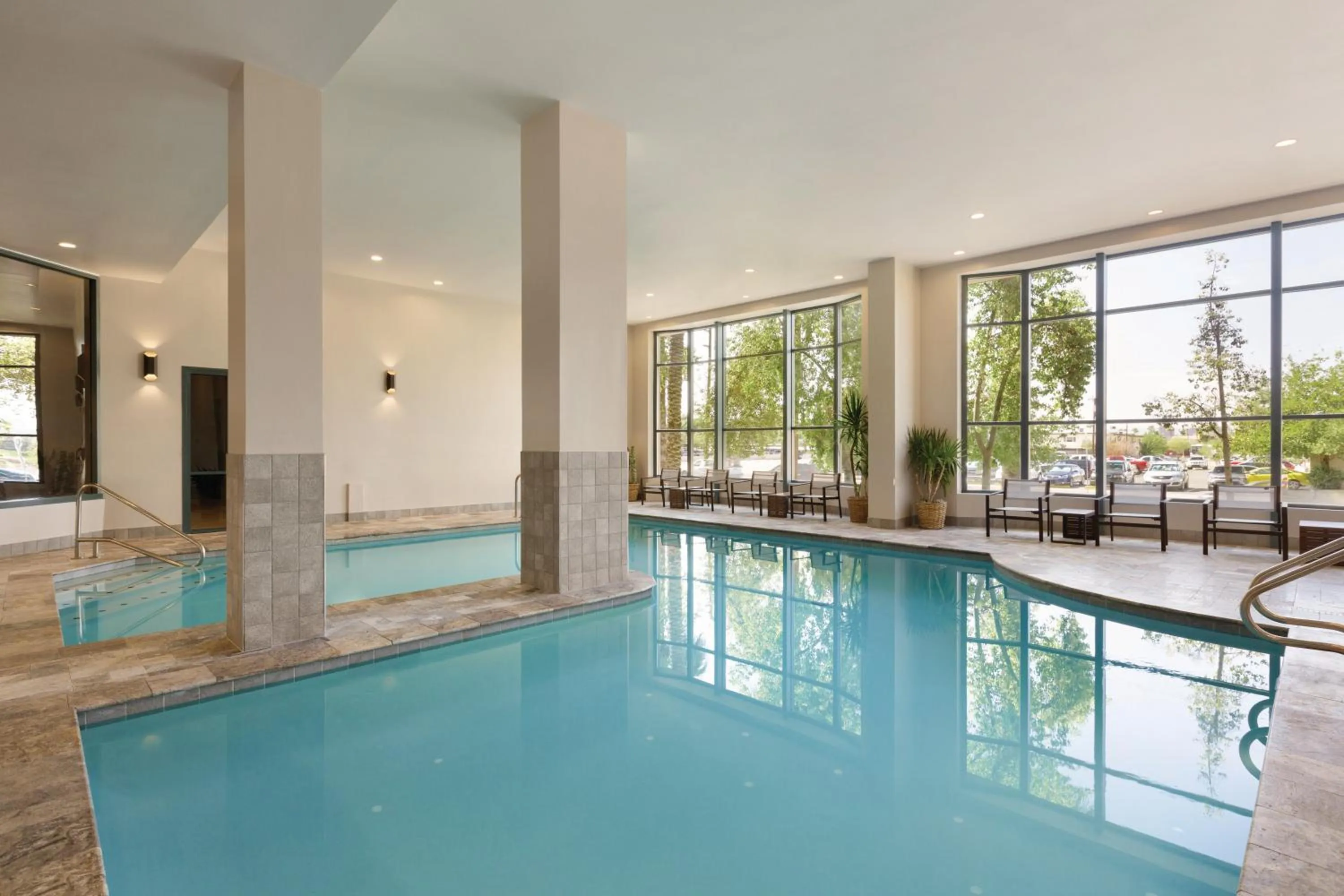 Swimming pool in Embassy Suites by Hilton Phoenix Downtown North