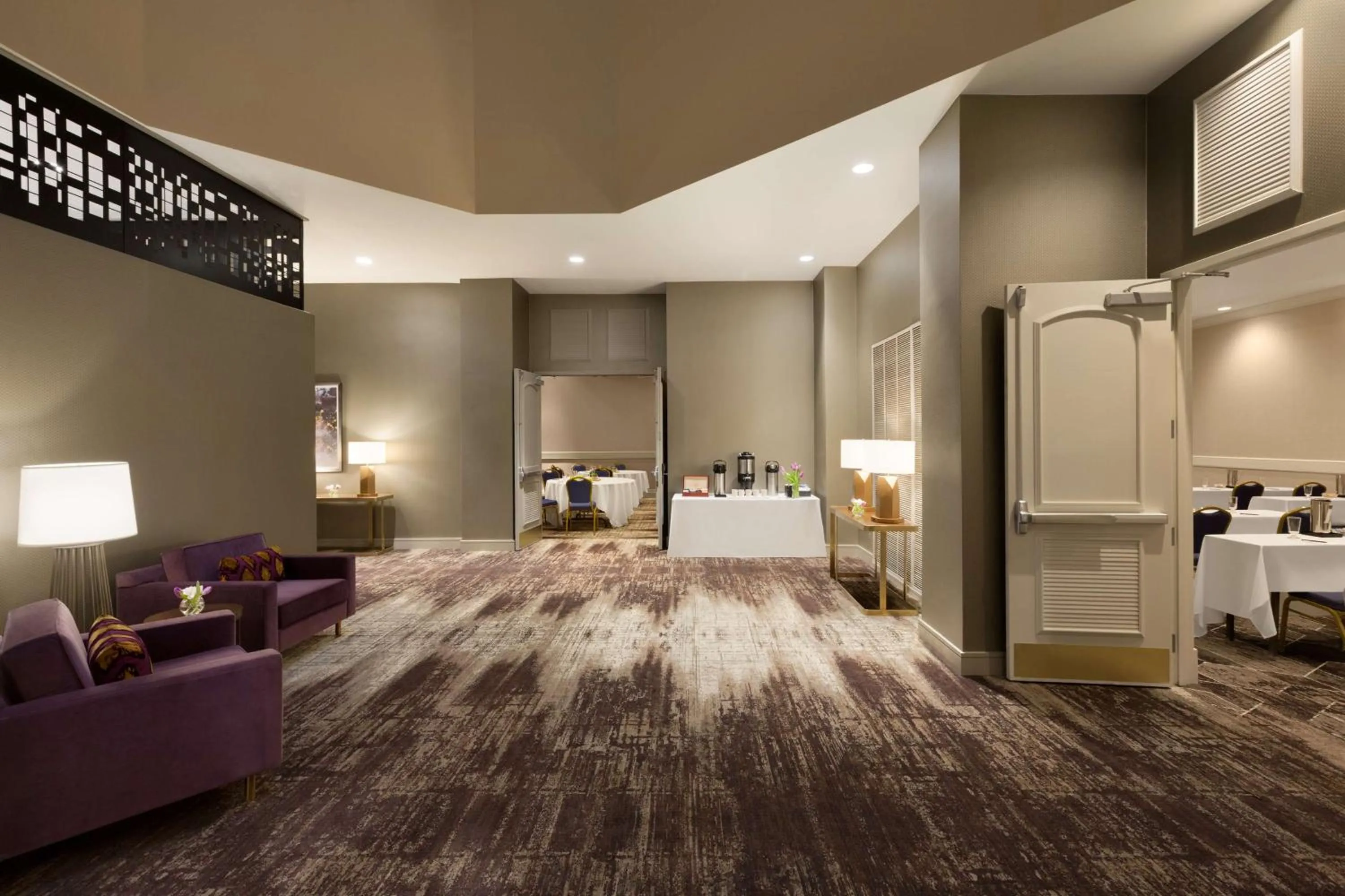 Meeting/conference room, Bed in Embassy Suites by Hilton Phoenix Downtown North