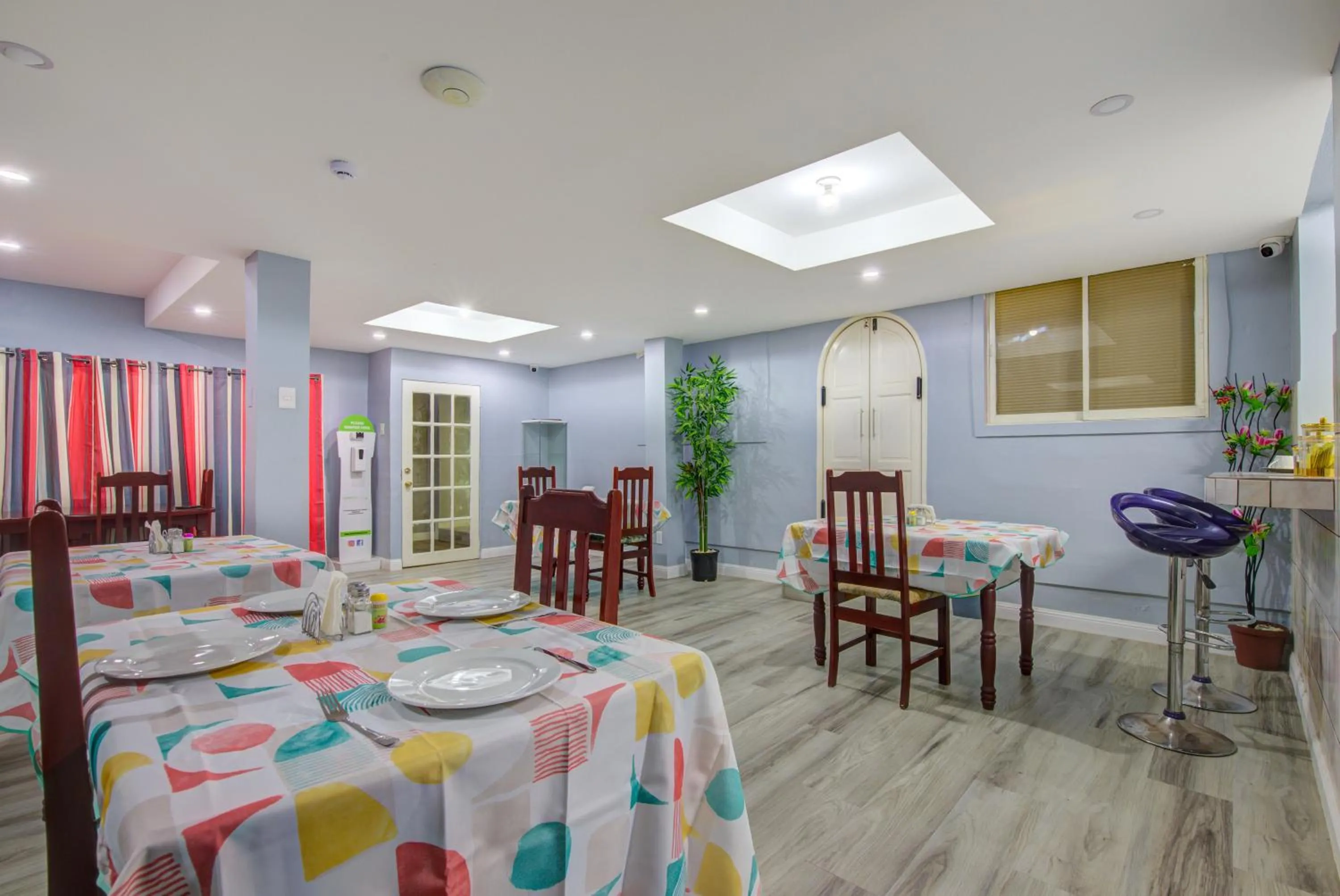 Restaurant/places to eat in Airport Suites Hotel