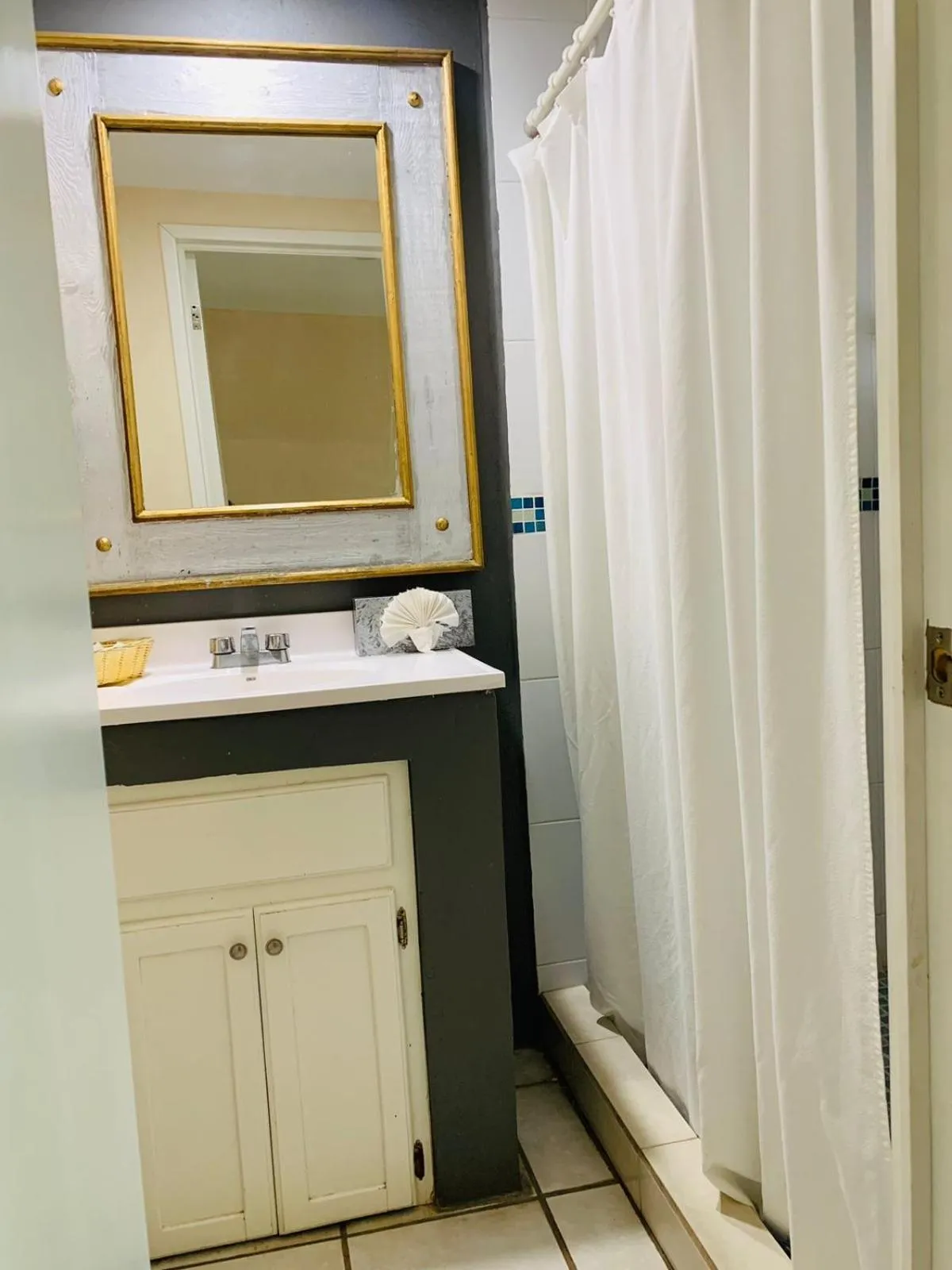 Shower in La Concha Beach Hotel & Club