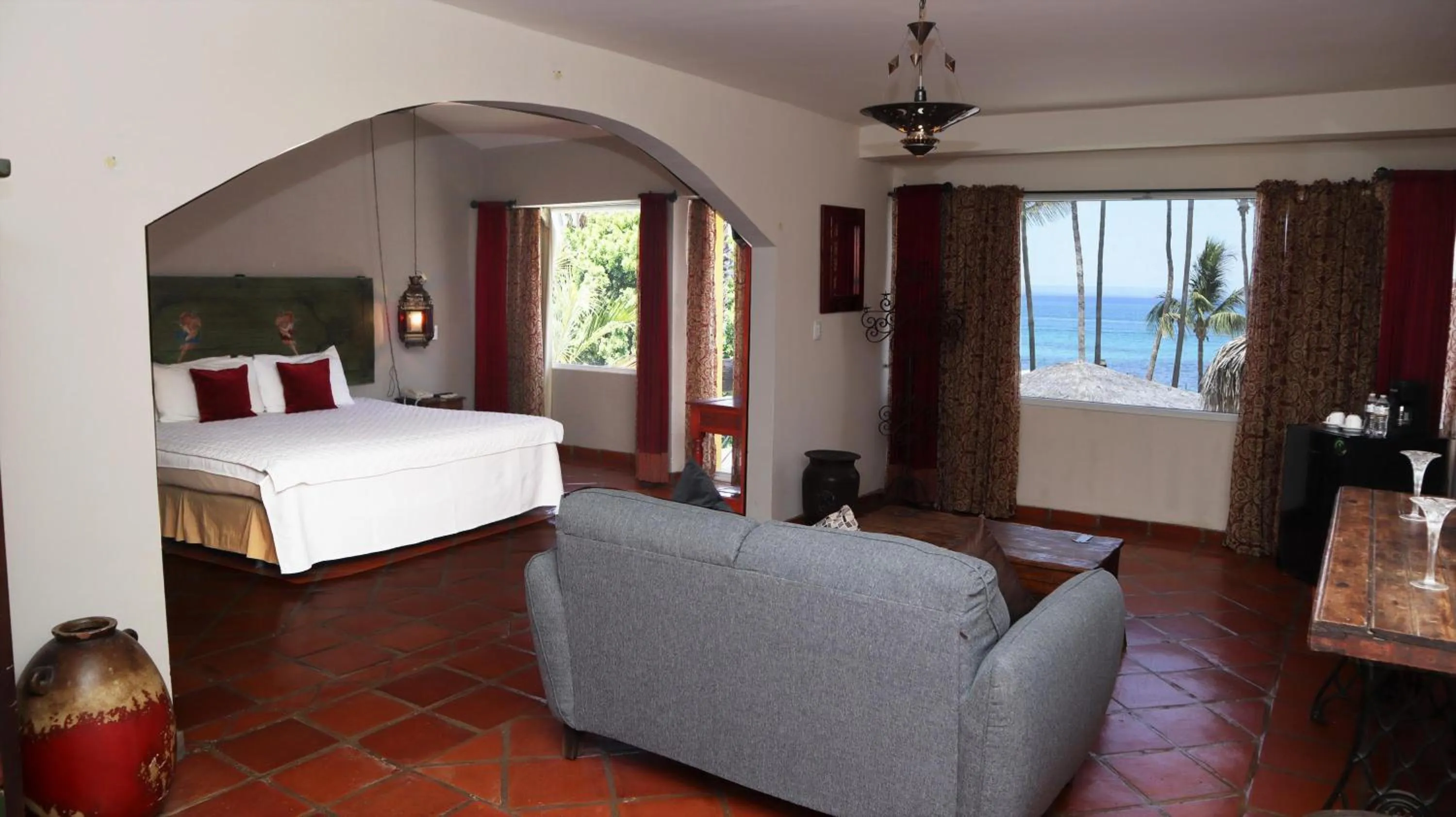 Living room, Bed in La Concha Beach Hotel & Club