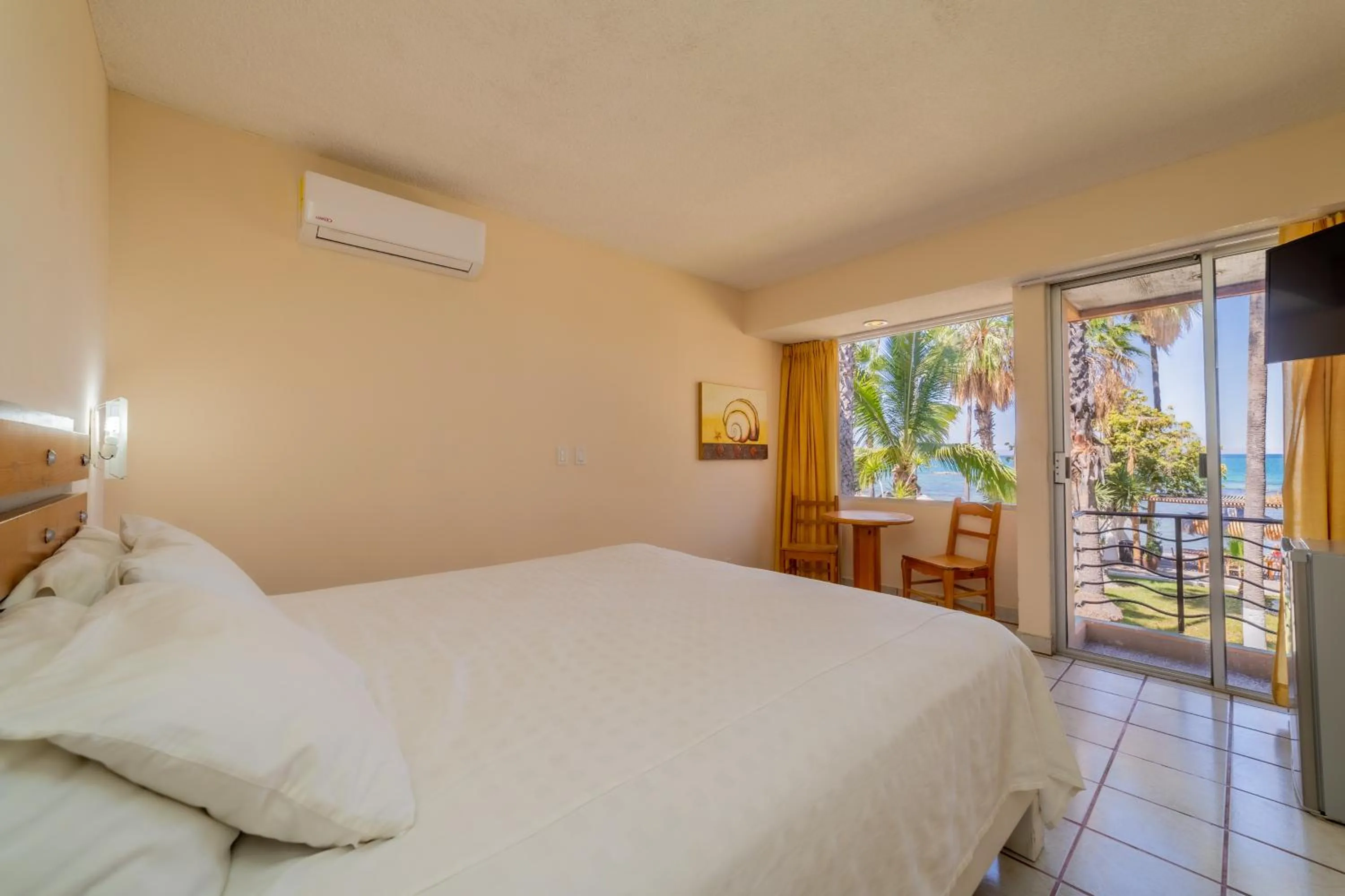 Bed in La Concha Beach Hotel & Club