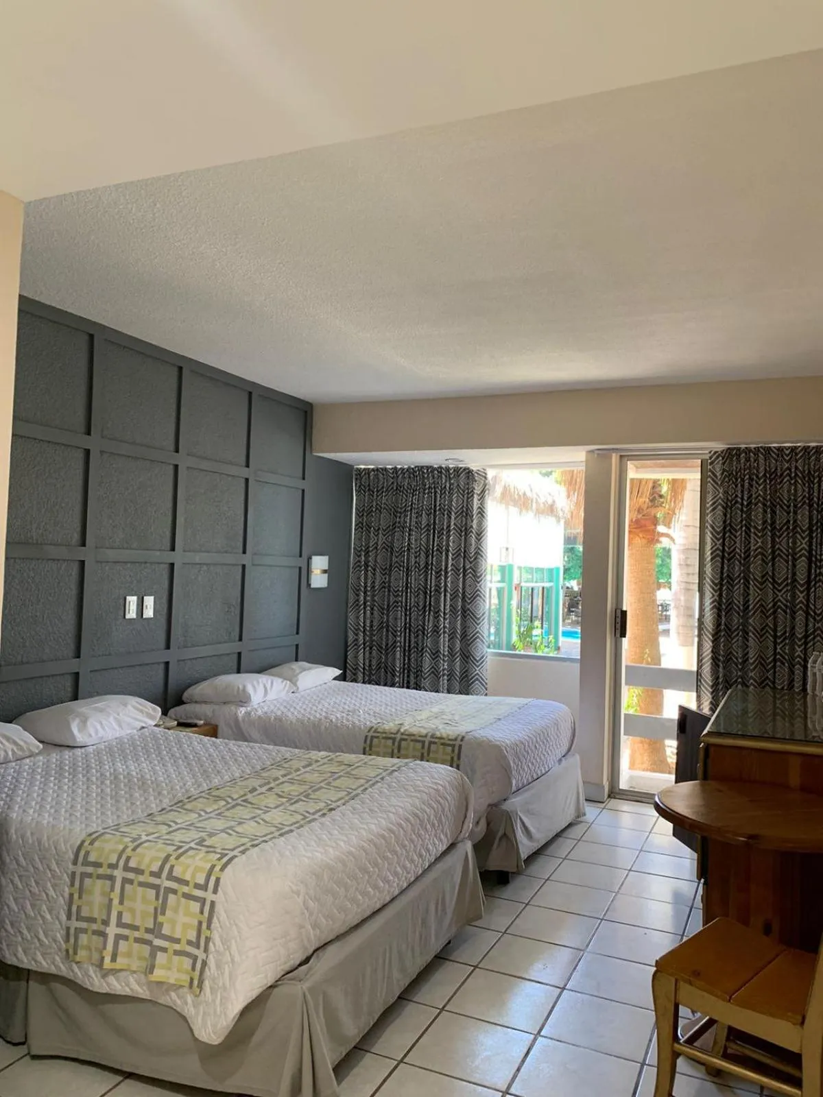 Photo of the whole room, Bed in La Concha Beach Hotel & Club