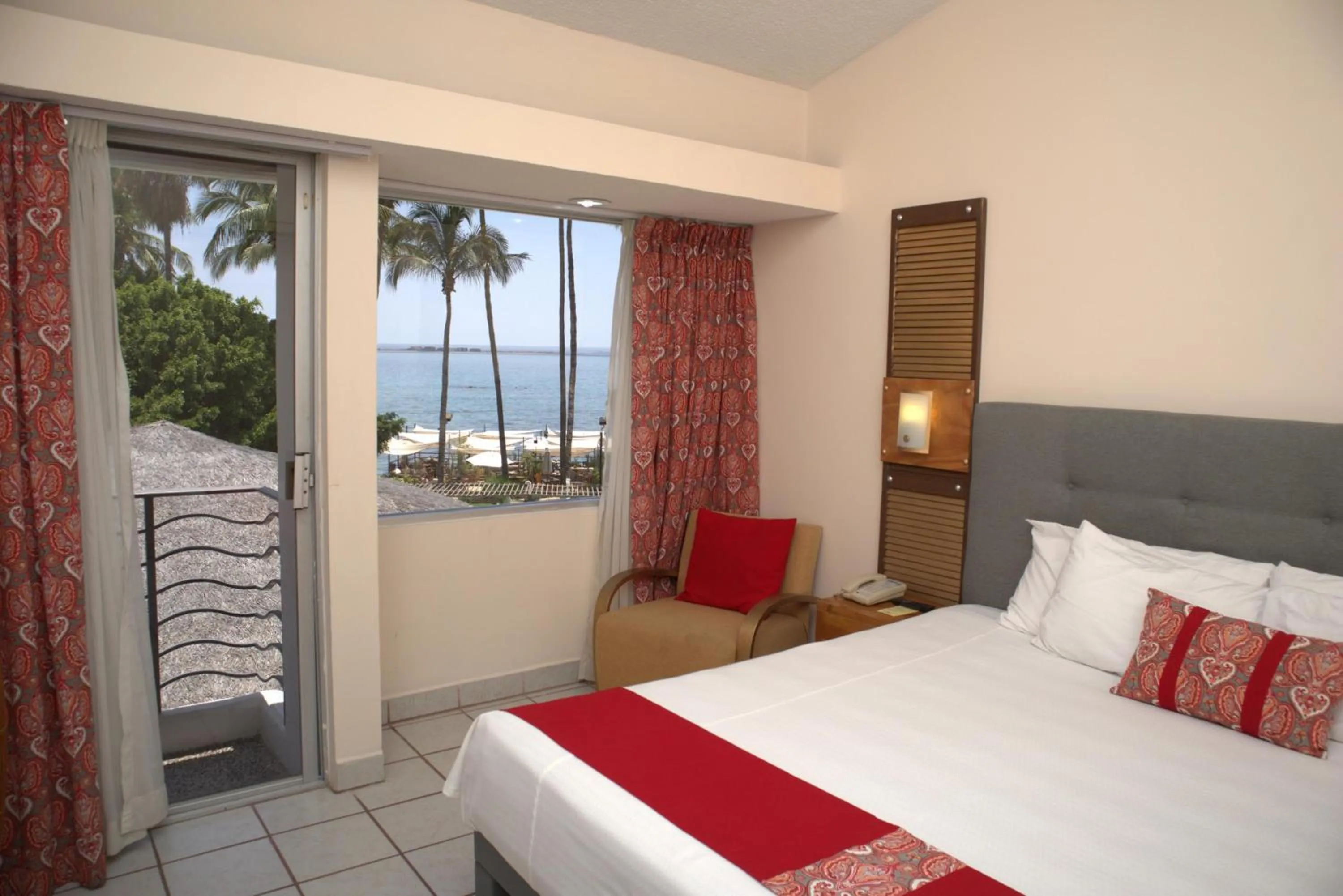 Photo of the whole room, Bed in La Concha Beach Hotel & Club