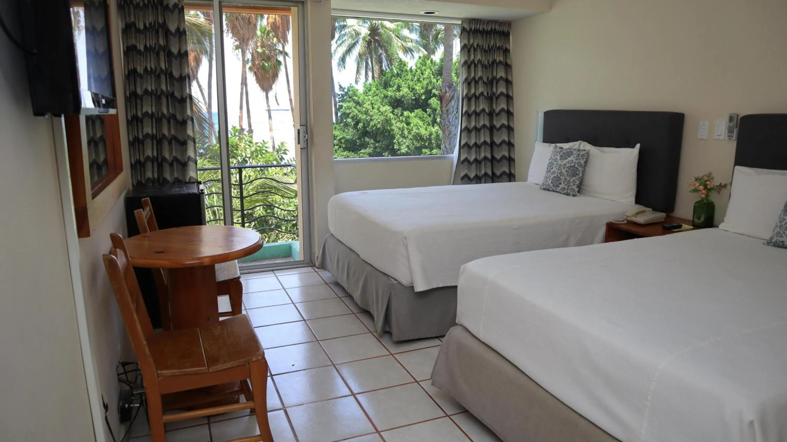 Bedroom, Bed in La Concha Beach Hotel & Club