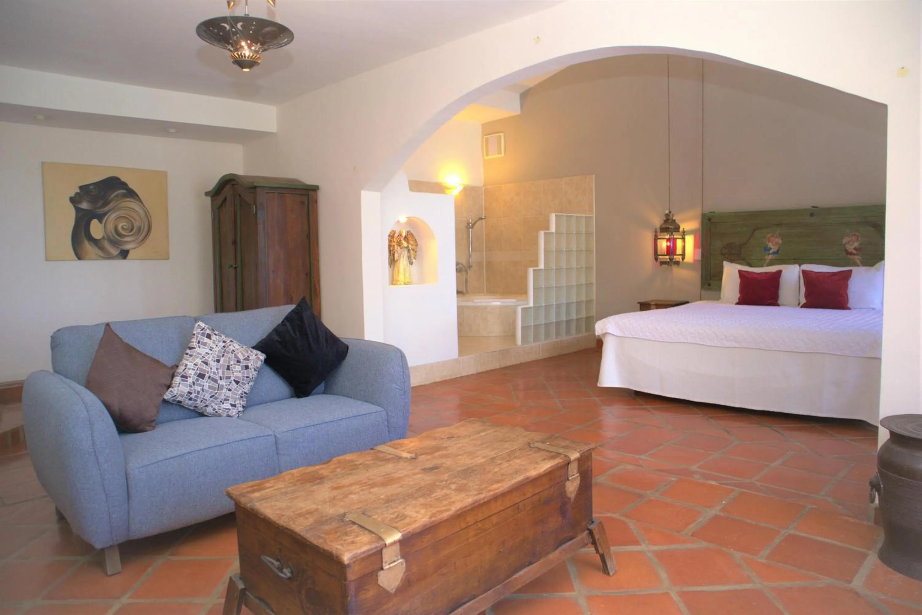 Living room, Bed in La Concha Beach Hotel & Club