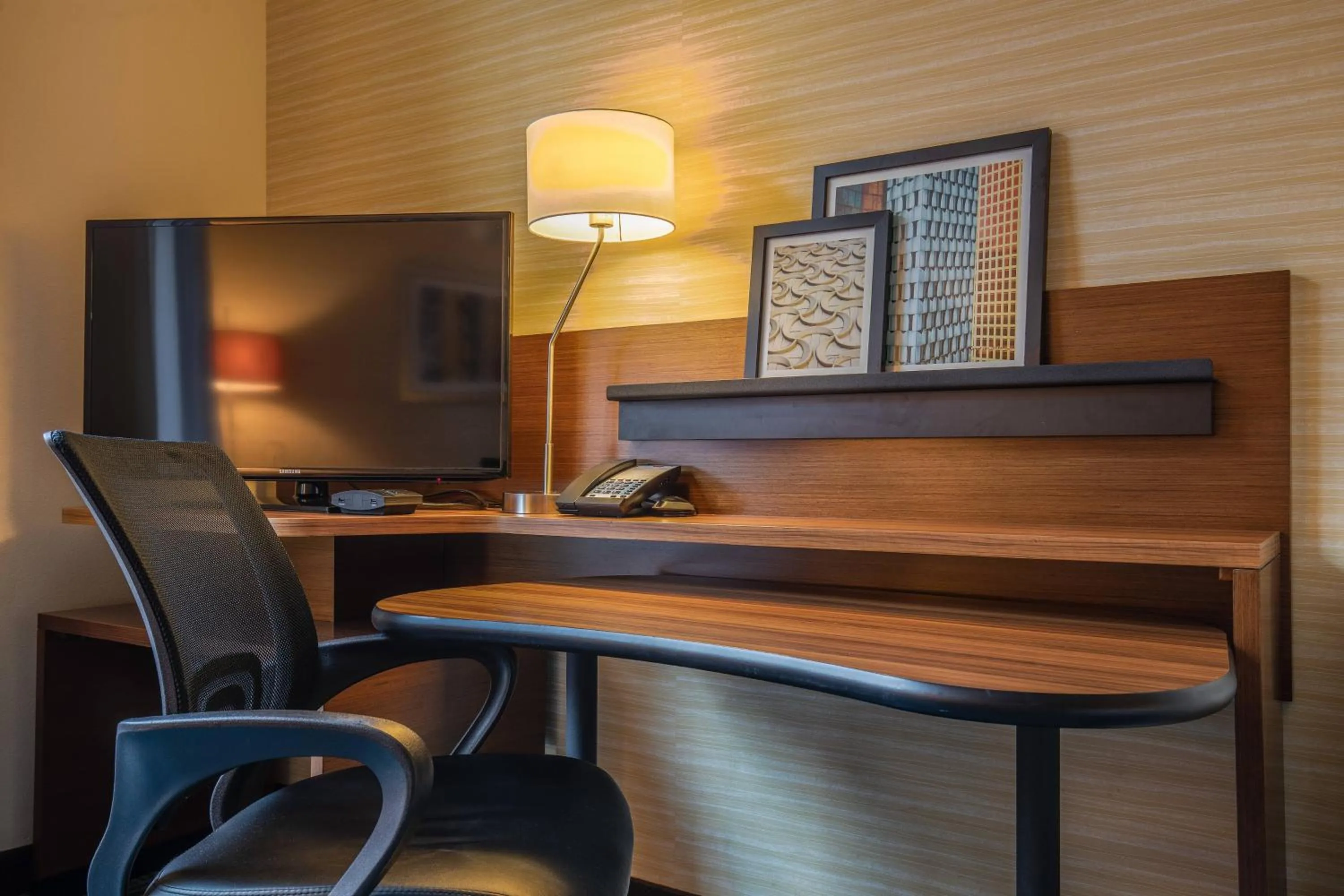 Photo of the whole room in Fairfield Inn and Suites Chicago Downtown-River North