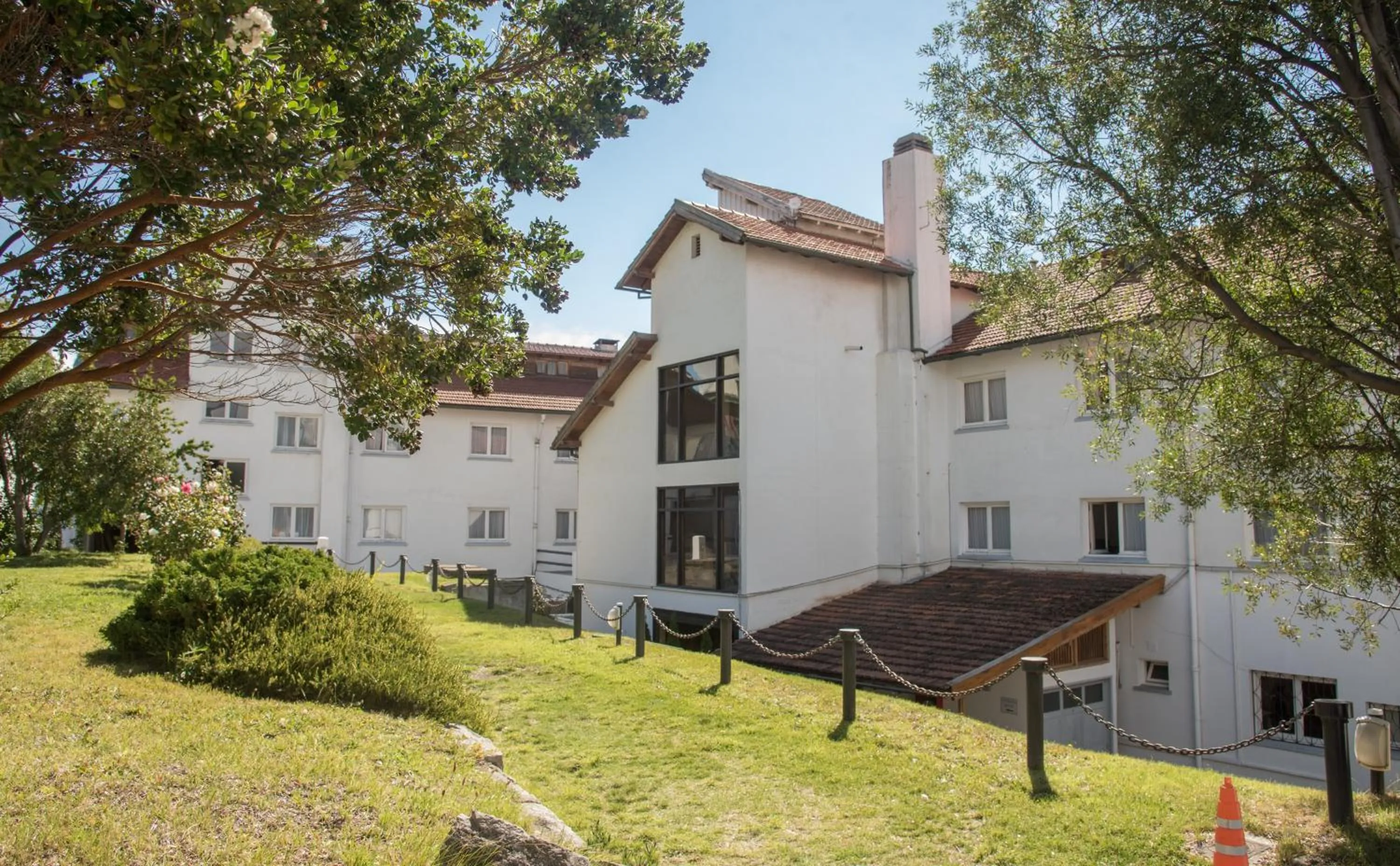 Property building in Hotel Tres Reyes