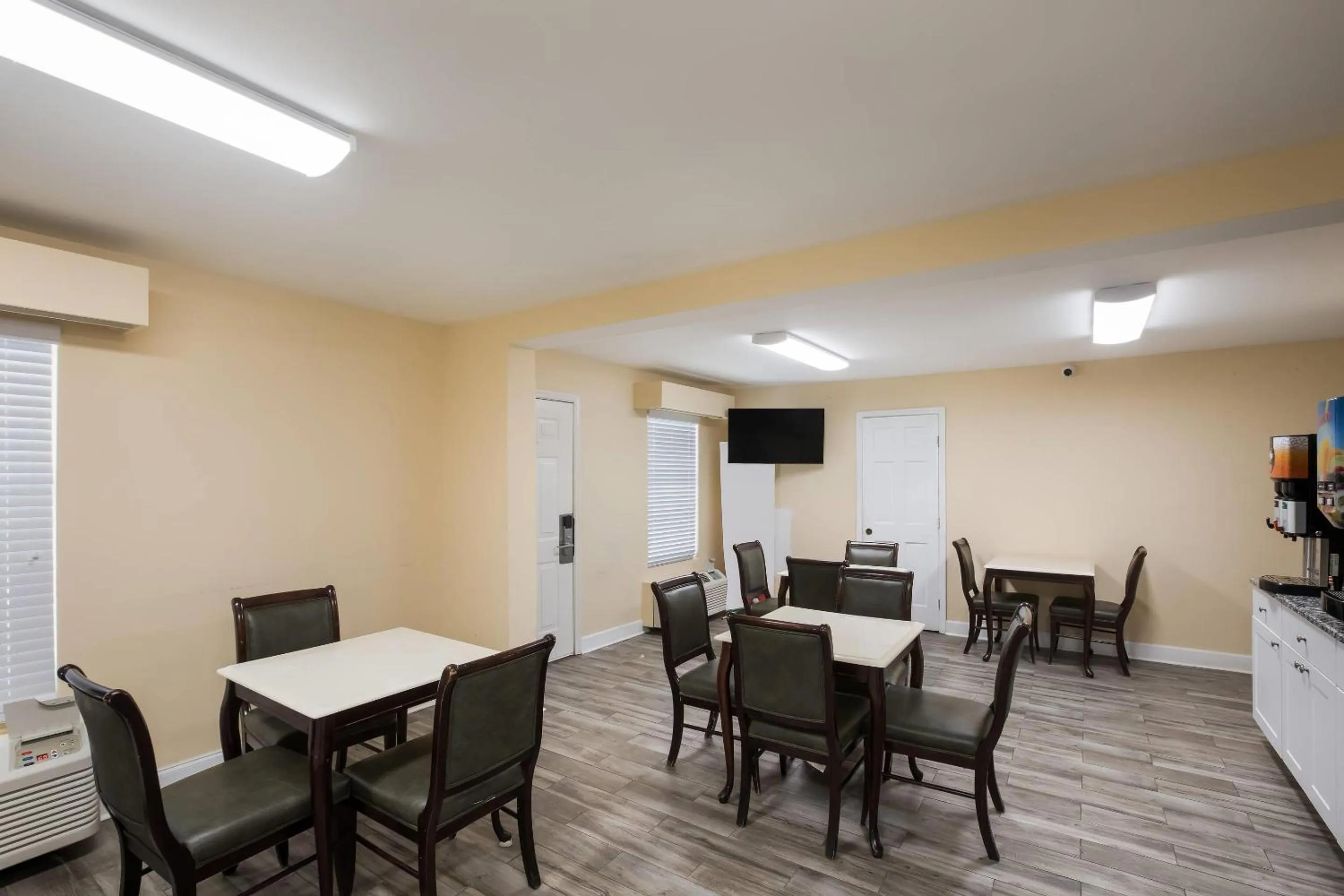 Breakfast in Quality Inn & Suites Greensboro near Lake Oconee