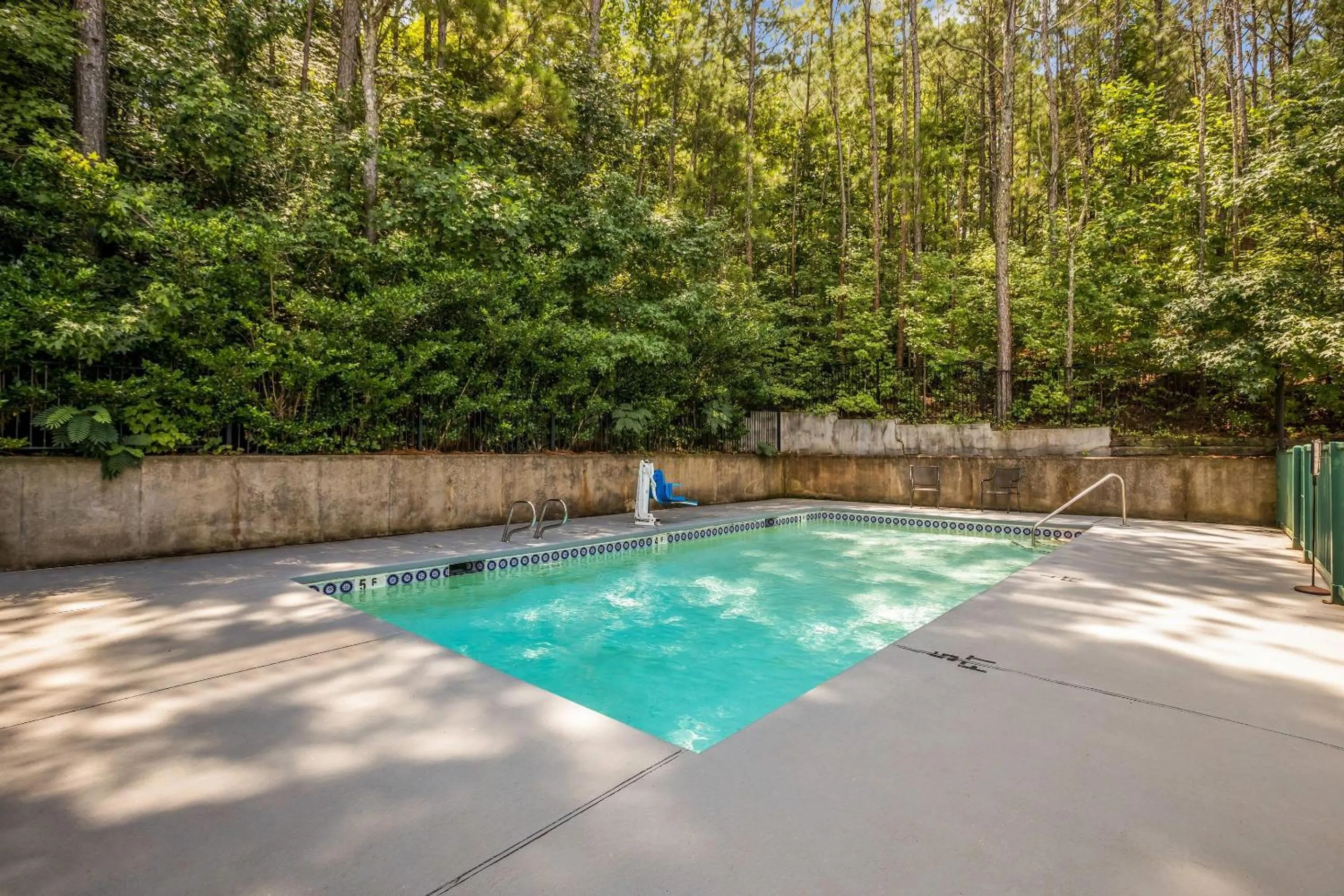 Swimming pool in Quality Inn & Suites Greensboro near Lake Oconee