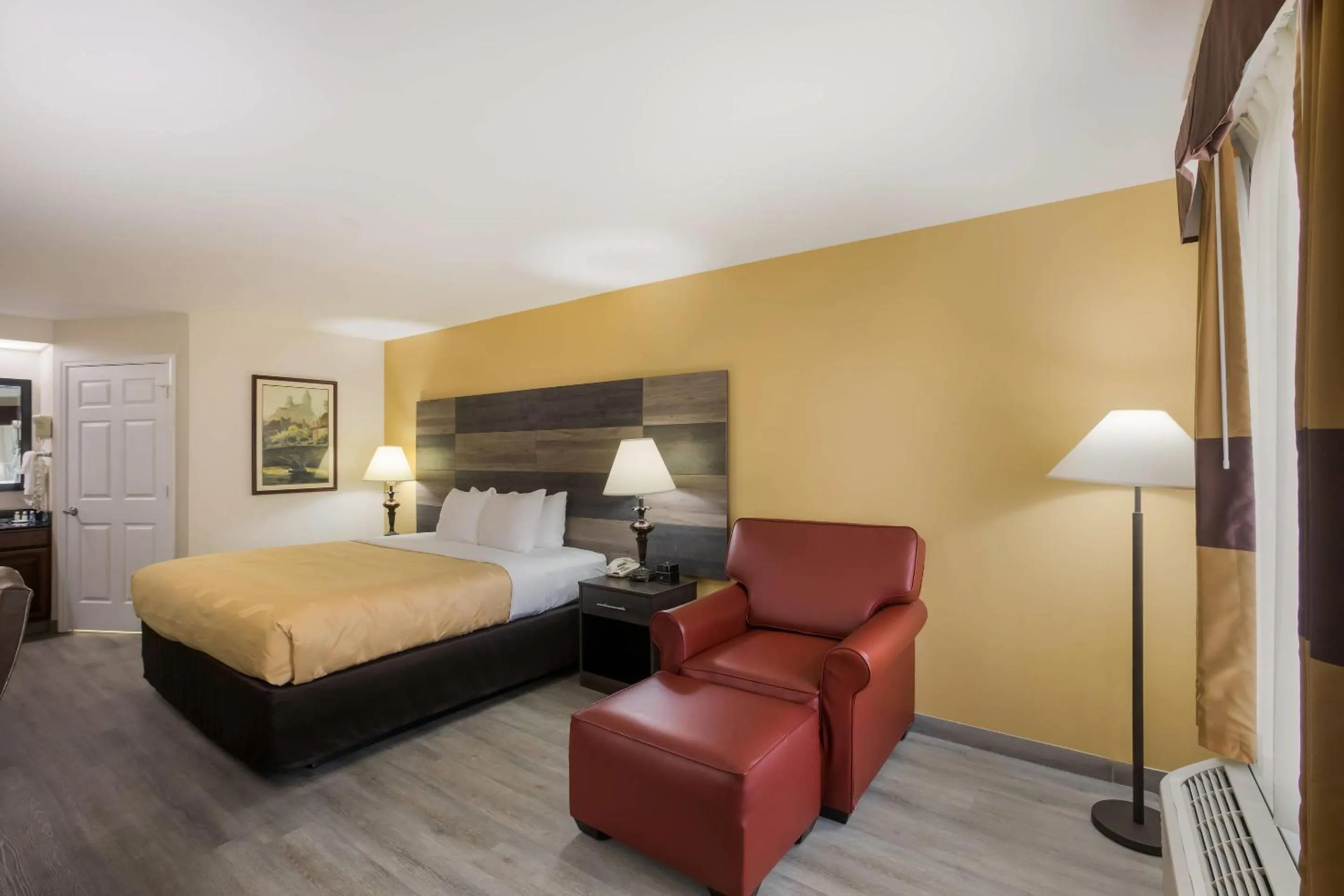 Bedroom, Bed in Quality Inn & Suites Greensboro near Lake Oconee