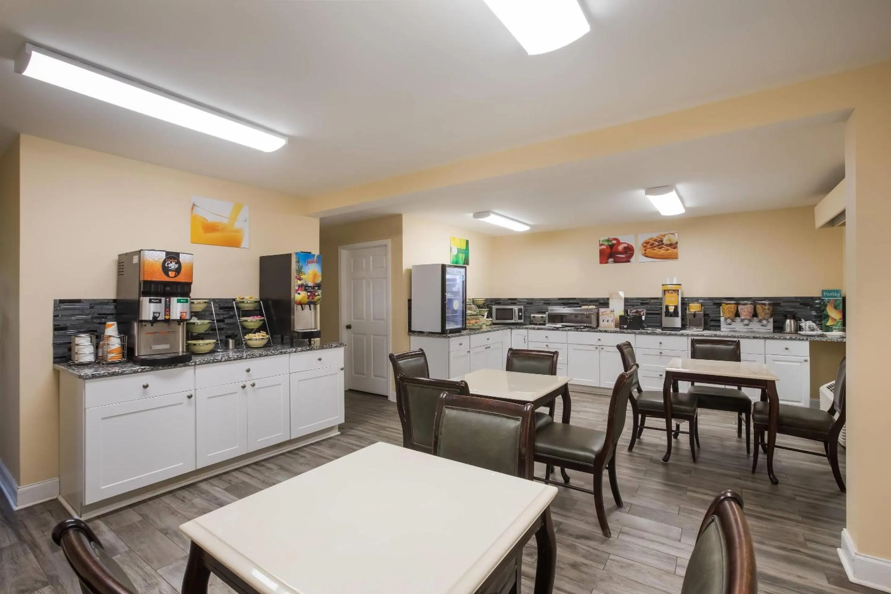 Breakfast in Quality Inn & Suites Greensboro near Lake Oconee