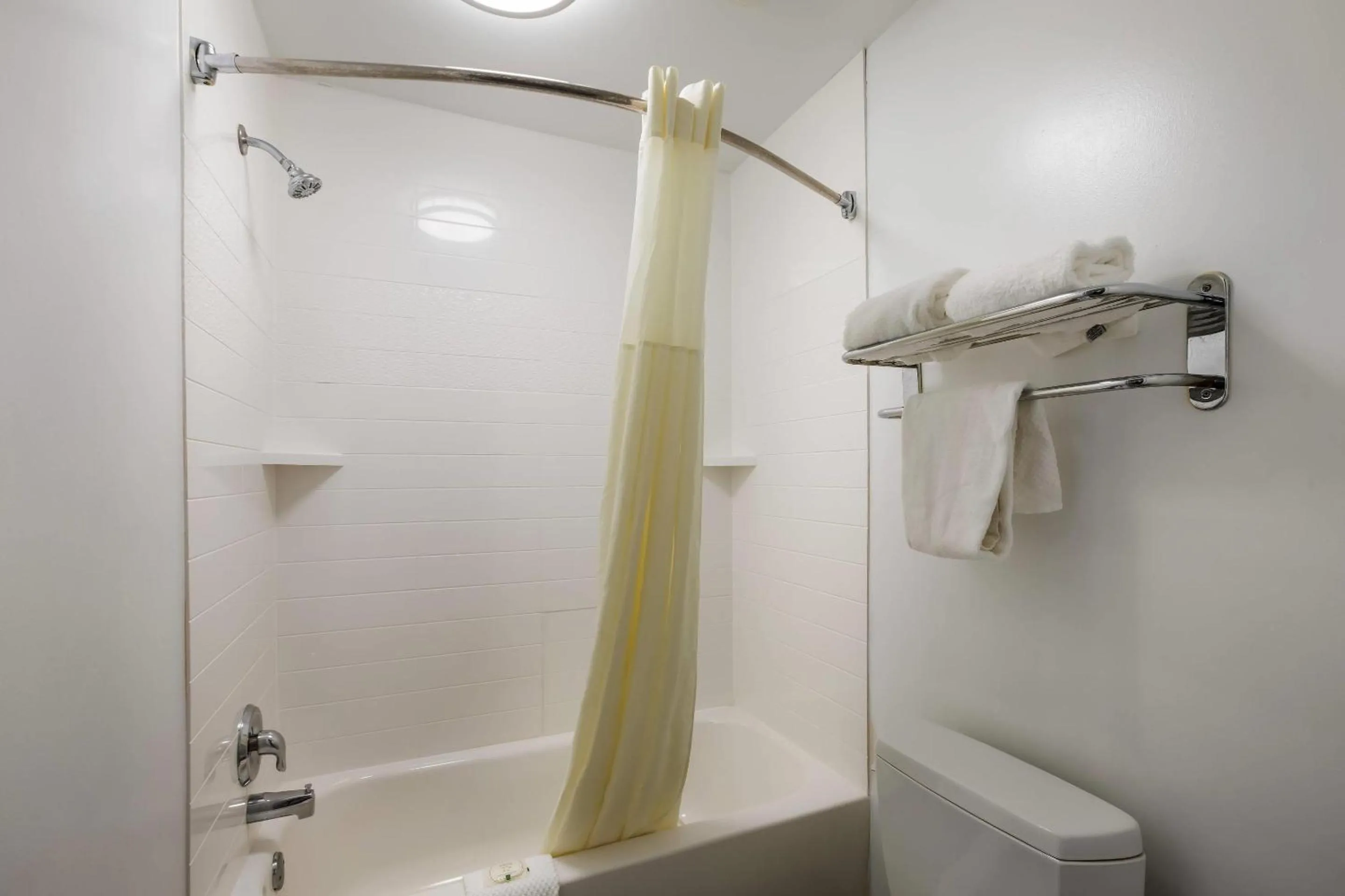 Bedroom in Quality Inn & Suites Greensboro near Lake Oconee