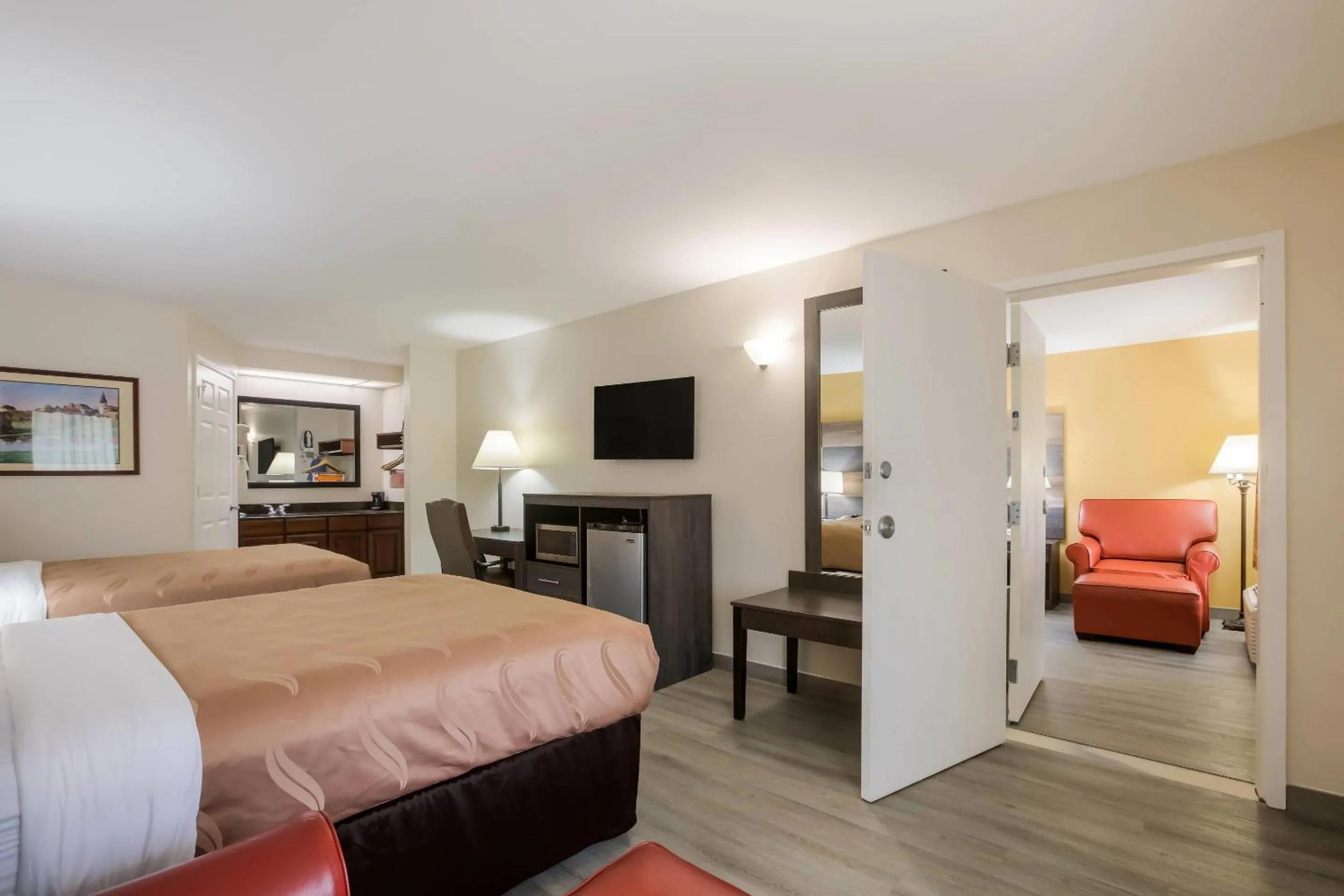 Bedroom, Bed in Quality Inn & Suites Greensboro near Lake Oconee