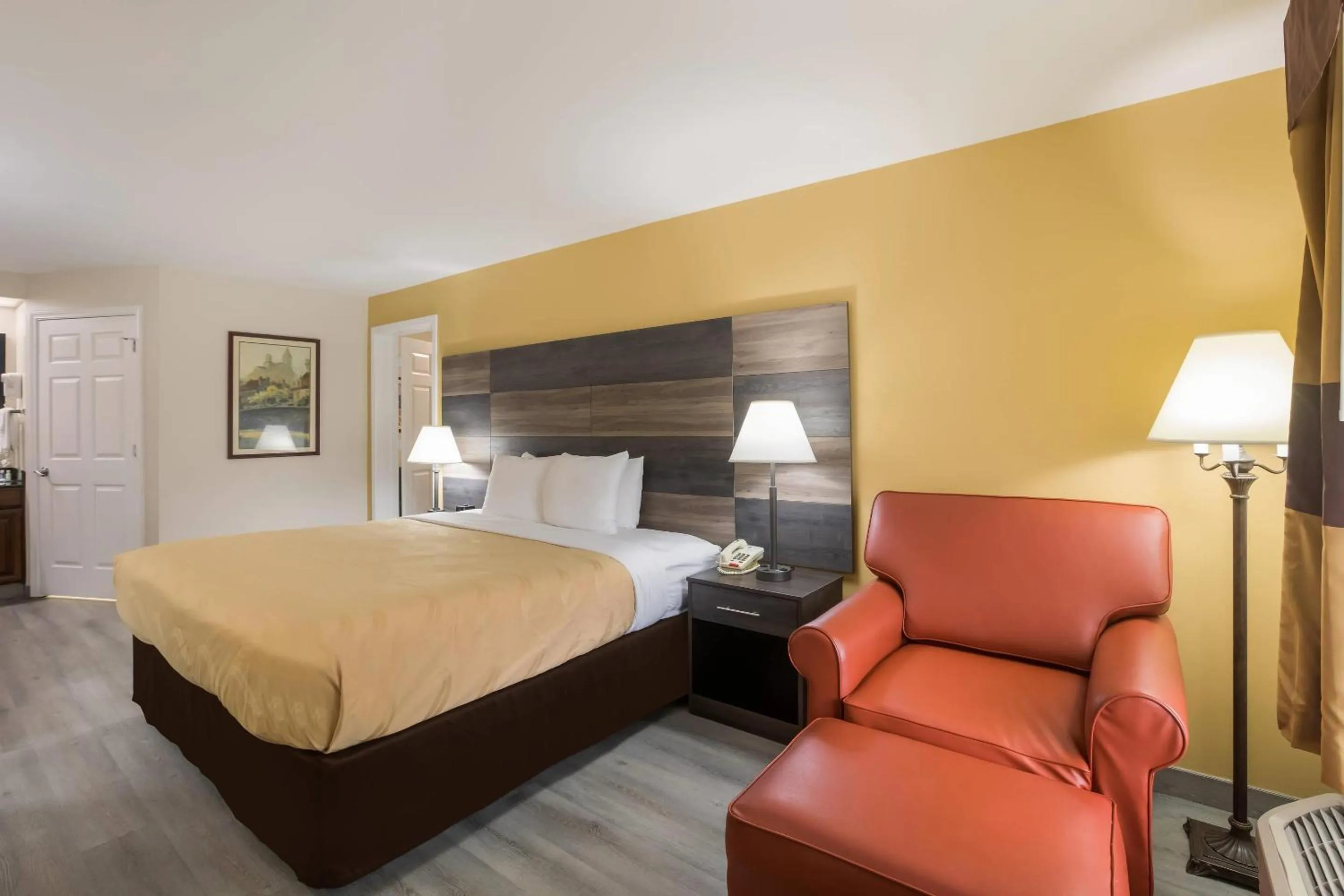 Bedroom, Bed in Quality Inn & Suites Greensboro near Lake Oconee