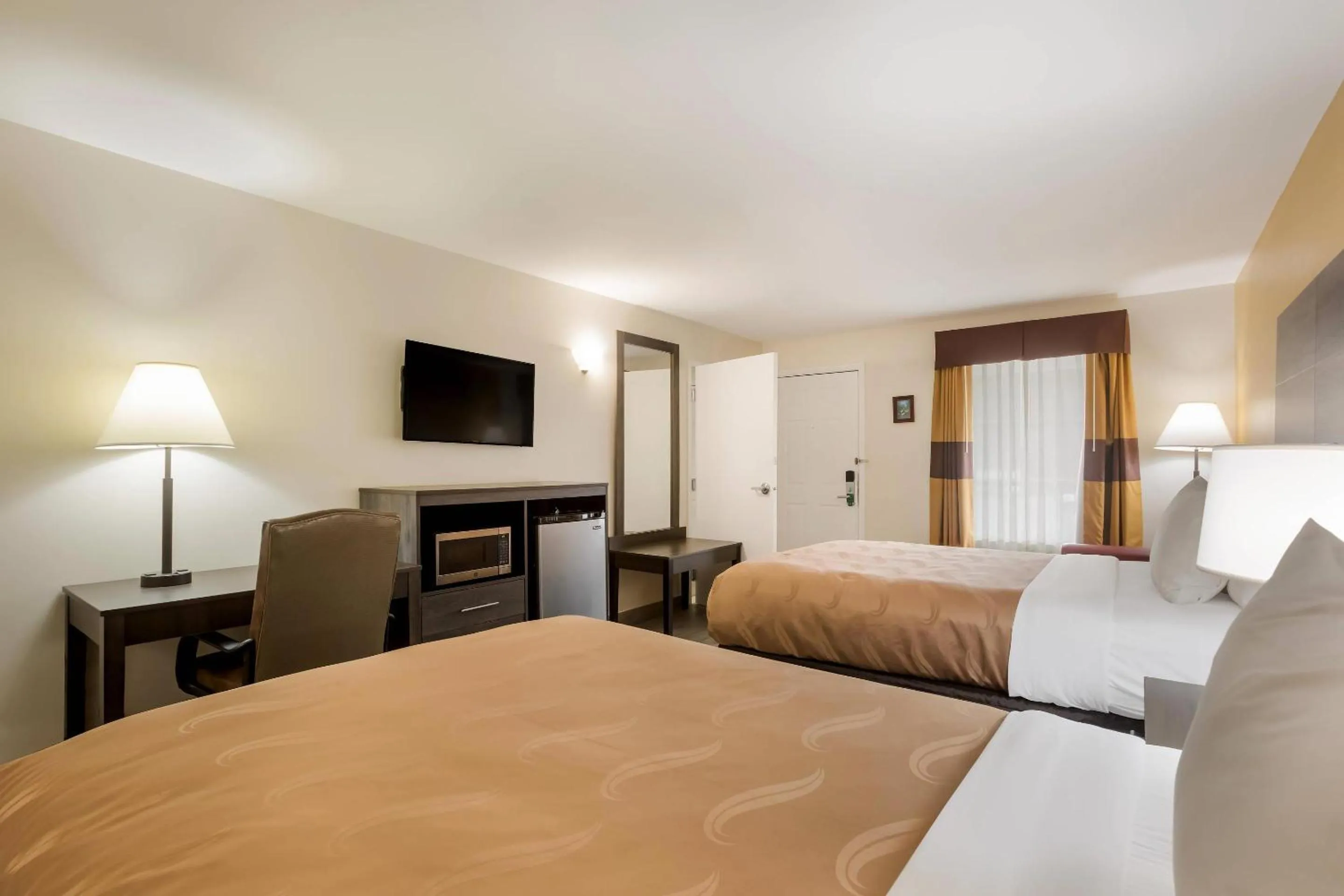 Bedroom, Bed in Quality Inn & Suites Greensboro near Lake Oconee