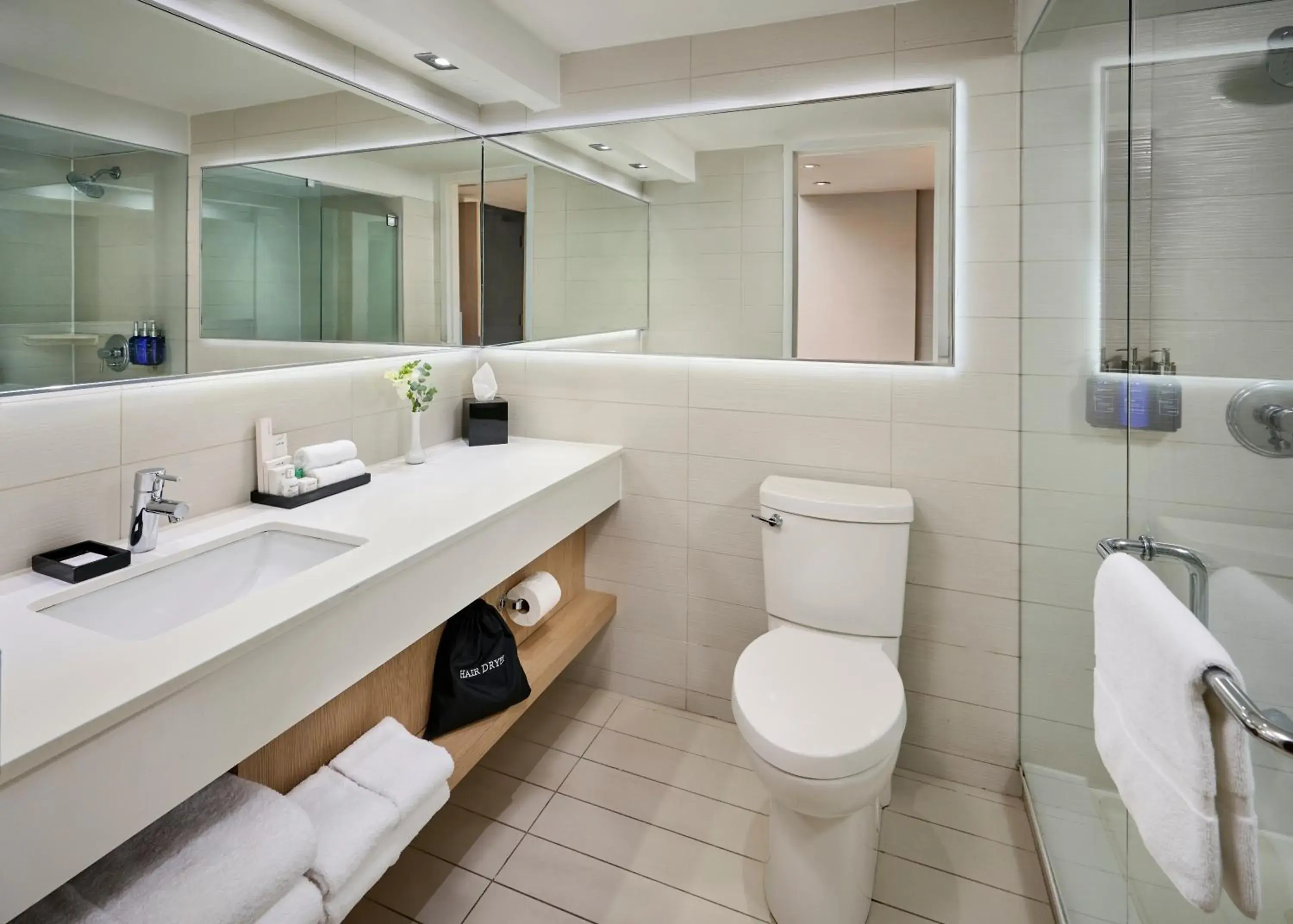 King Room with Lake View - Non-smoking in Radisson Blu Toronto Downtown King Room with Lake View - Non-smoking in Radisson Blu Toronto Downtown