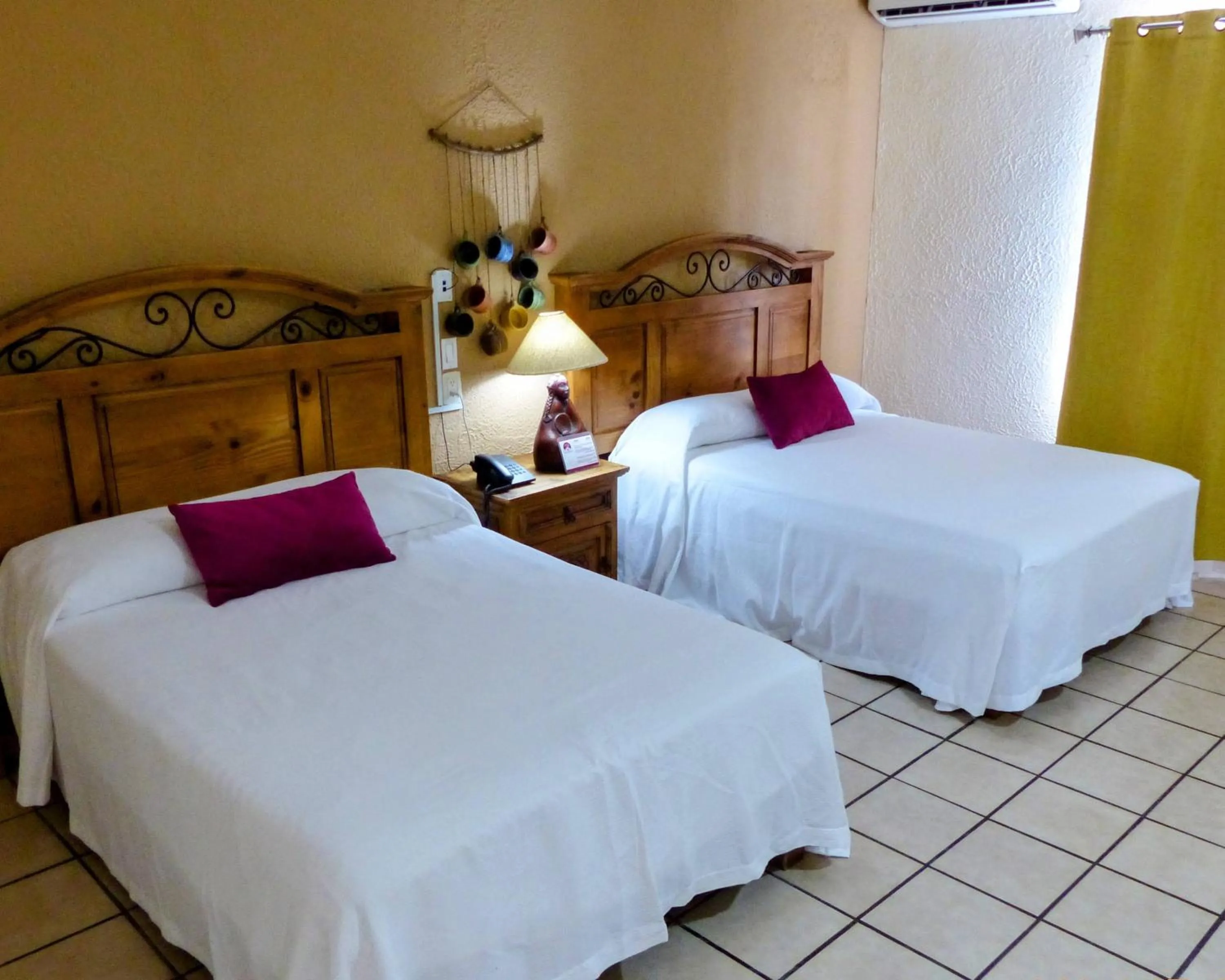 Bed in Hotel Hacienda Bugambilias La Paz