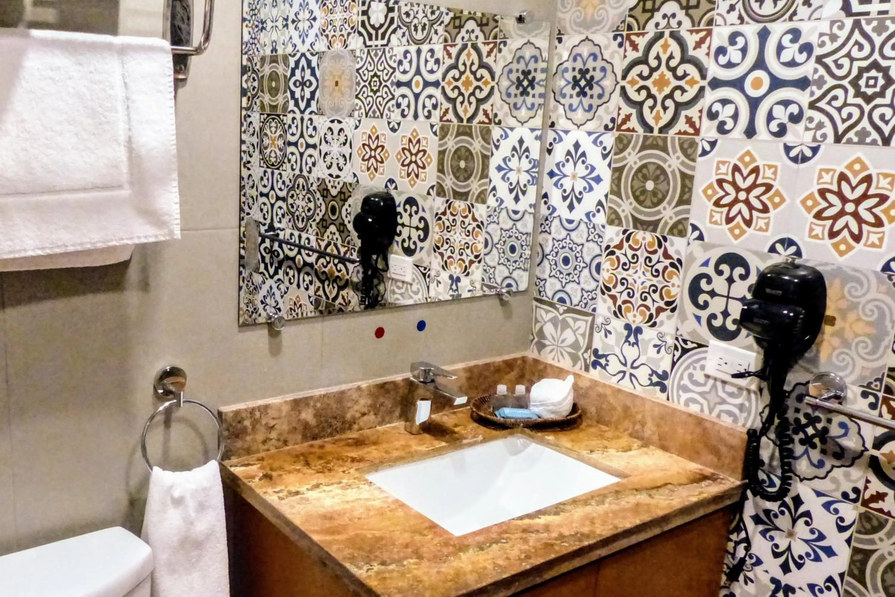 Bathroom in Hotel Hacienda Bugambilias La Paz