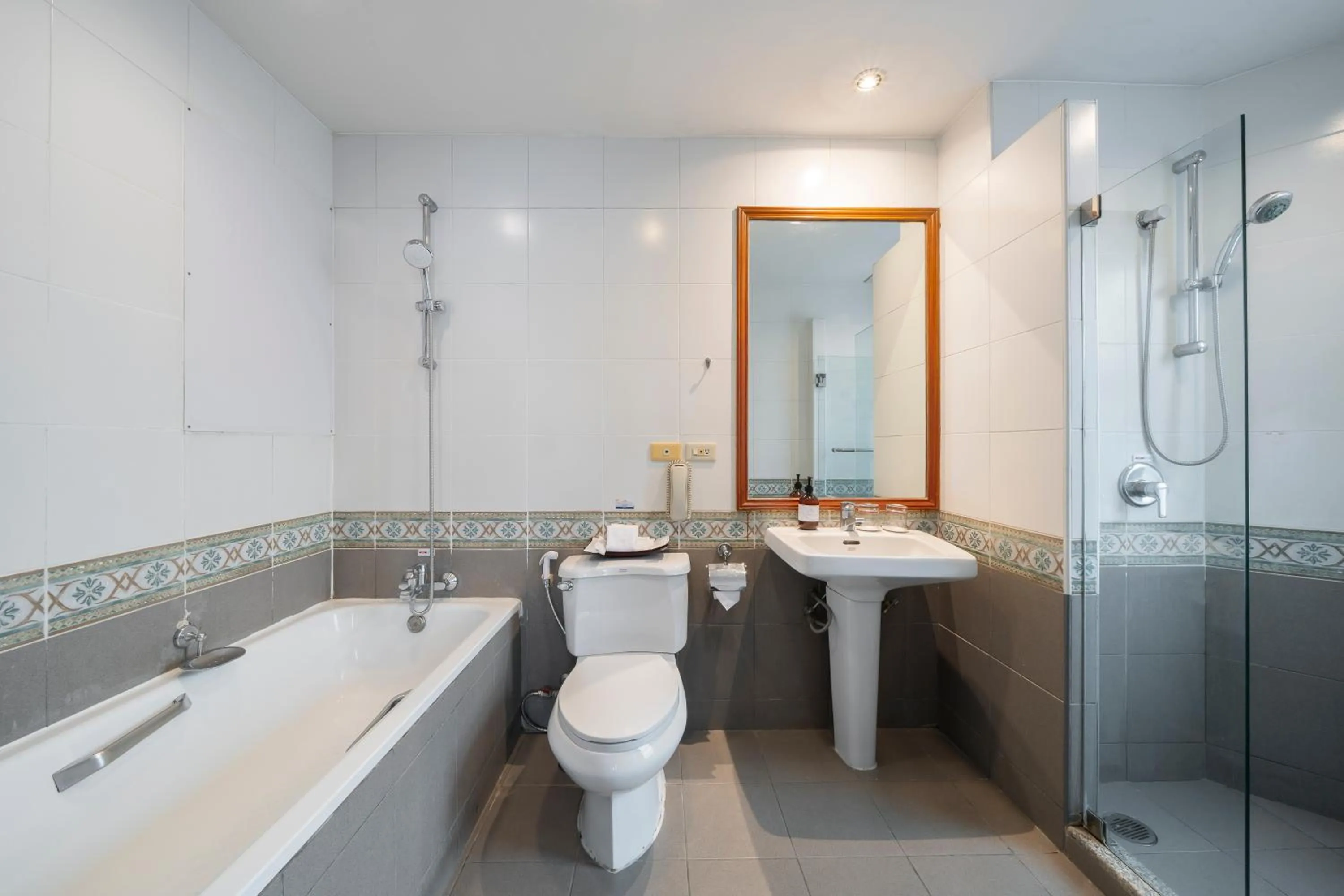 Bathroom in Grand Diamond Suites Hotel