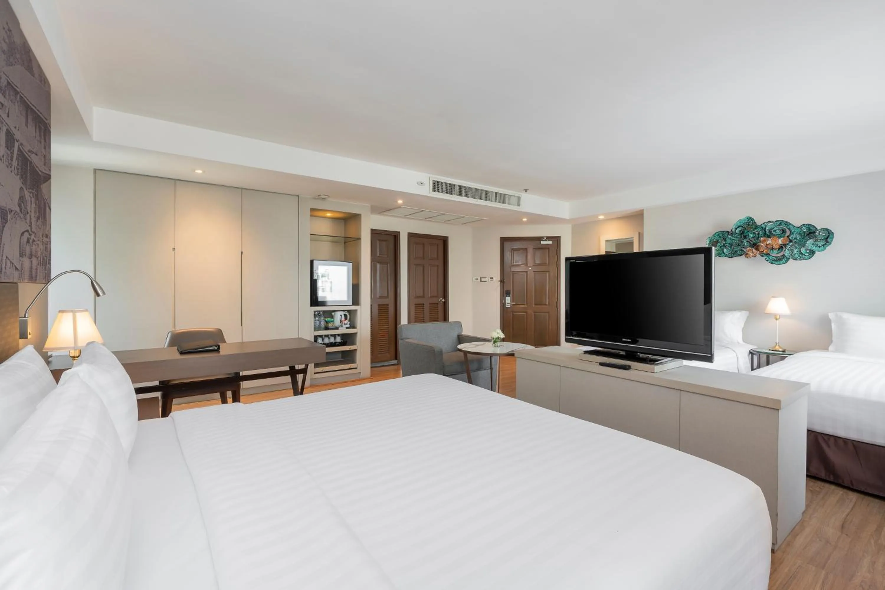 Bedroom, Bed in Grand Diamond Suites Hotel