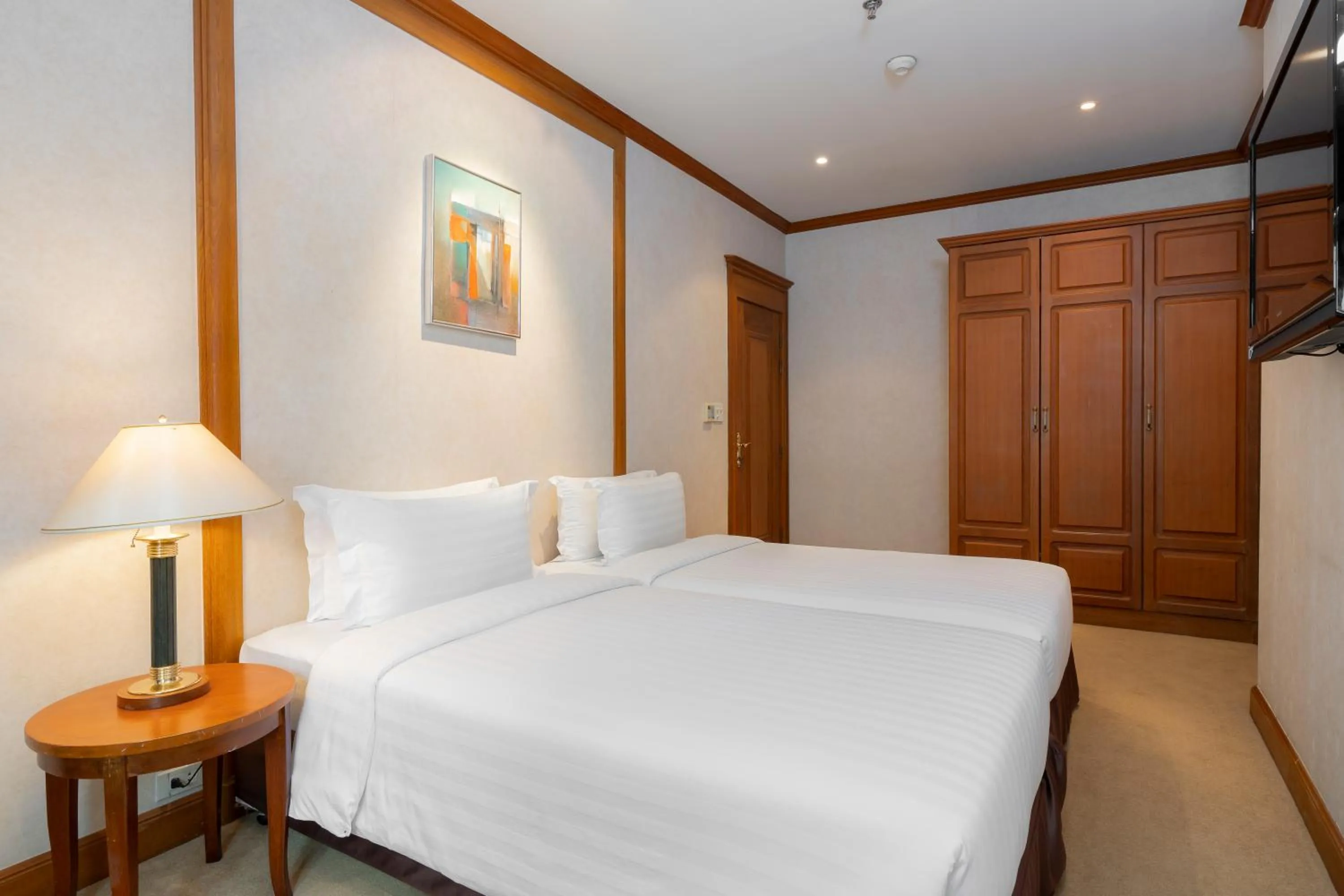 Bedroom, Bed in Grand Diamond Suites Hotel