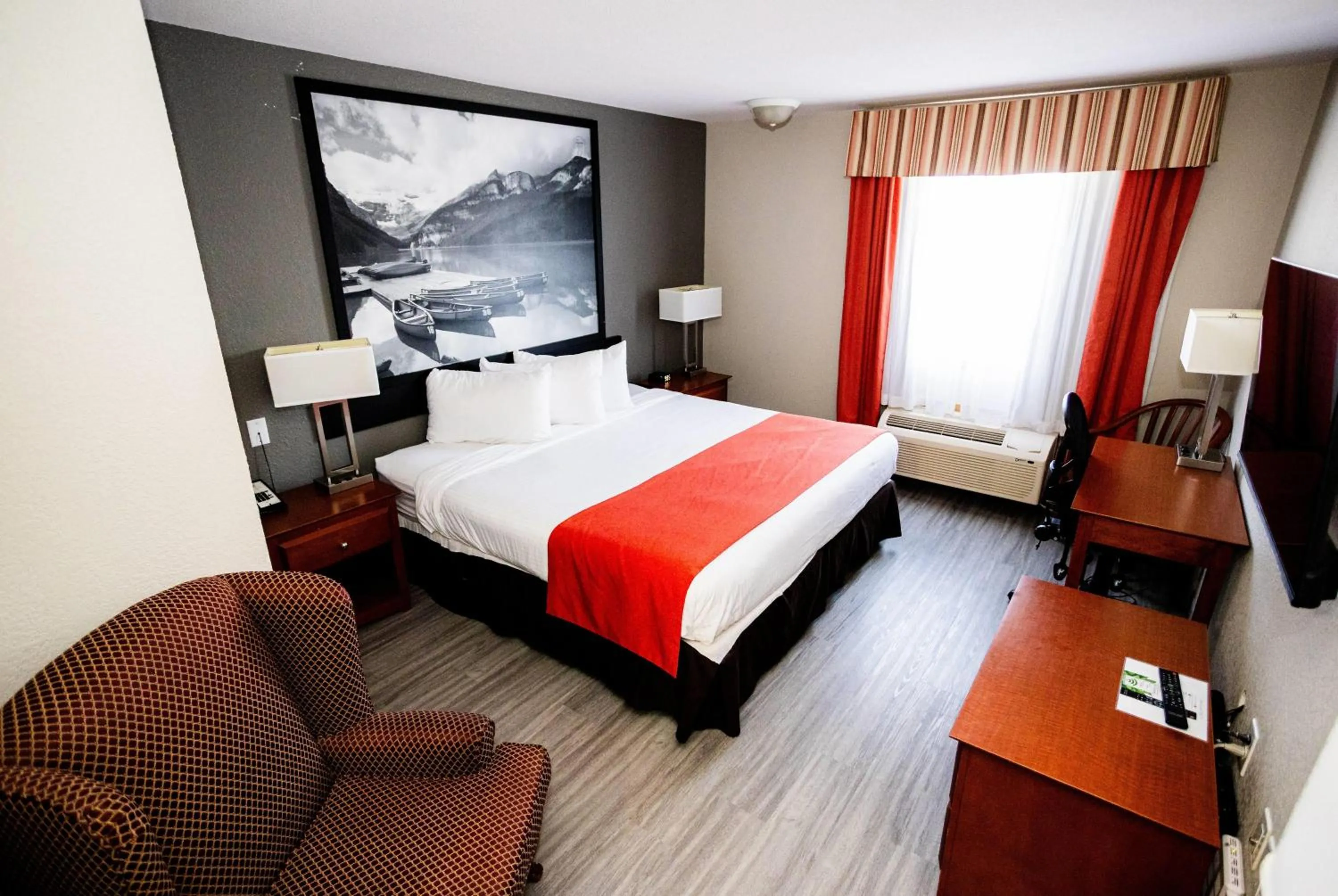 Photo of the whole room, Bed in Super 8 by Wyndham Drayton Valley