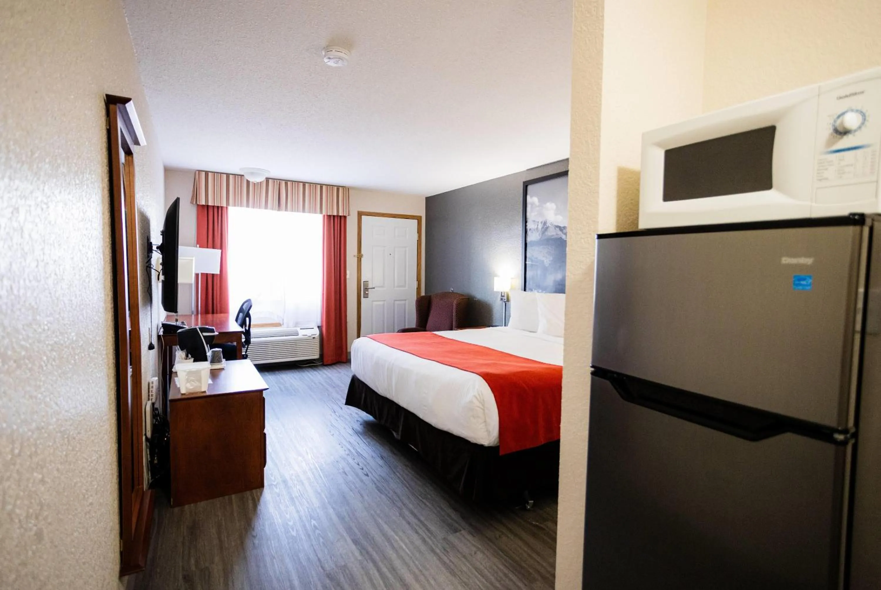 Photo of the whole room, Bed in Super 8 by Wyndham Drayton Valley
