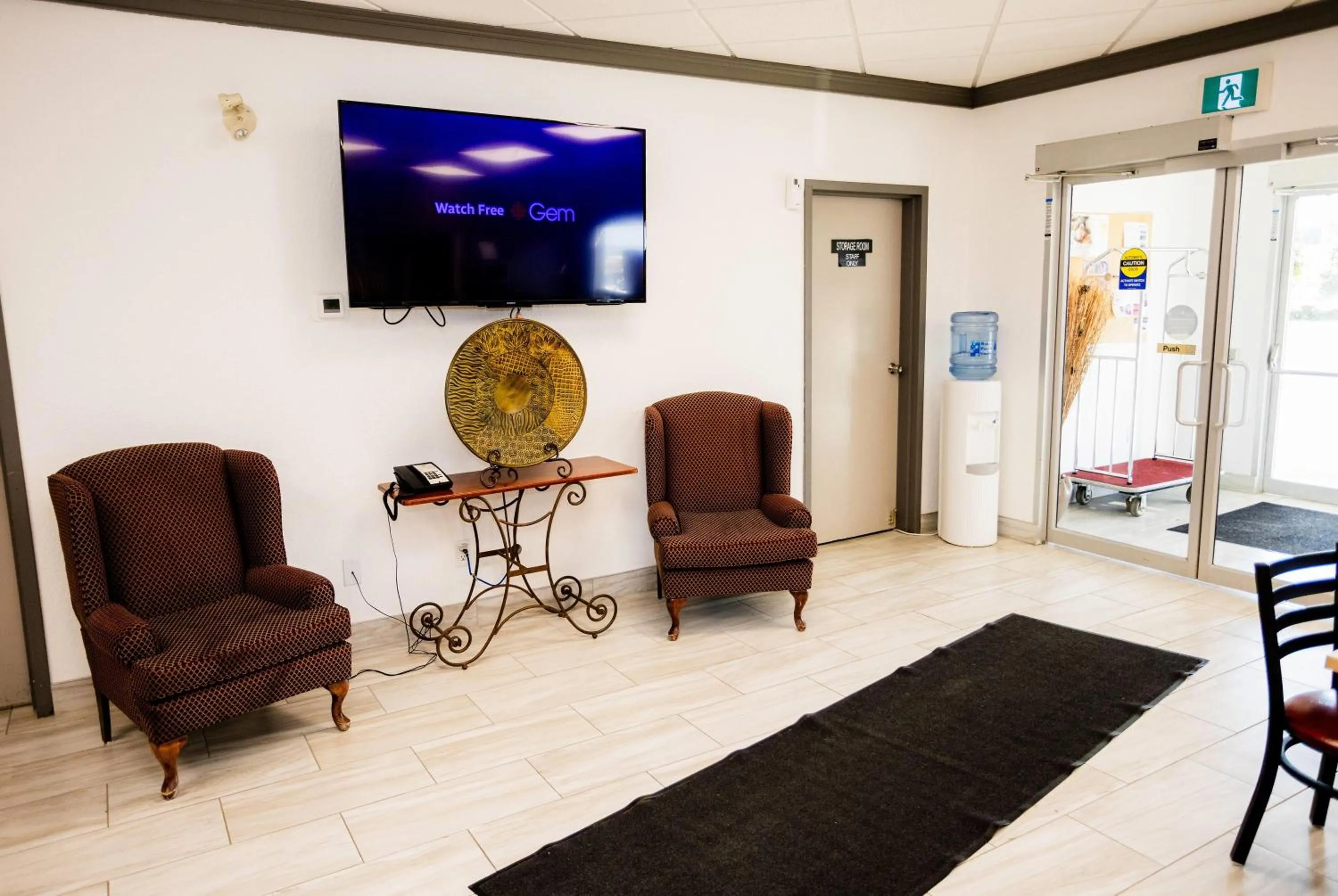 Communal lounge/ TV room in Super 8 by Wyndham Drayton Valley