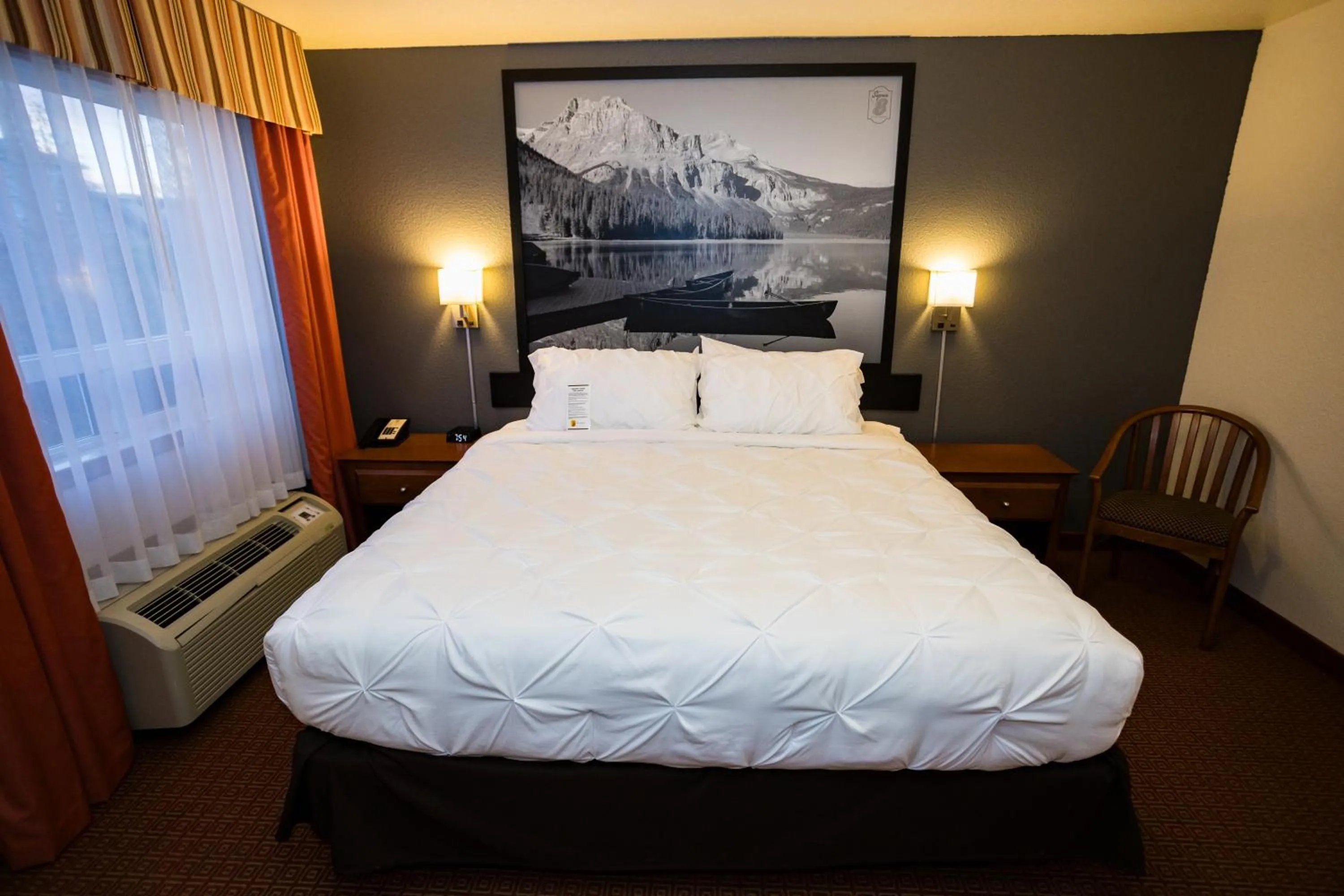 Kitchen or kitchenette, Bed in Super 8 by Wyndham Drayton Valley