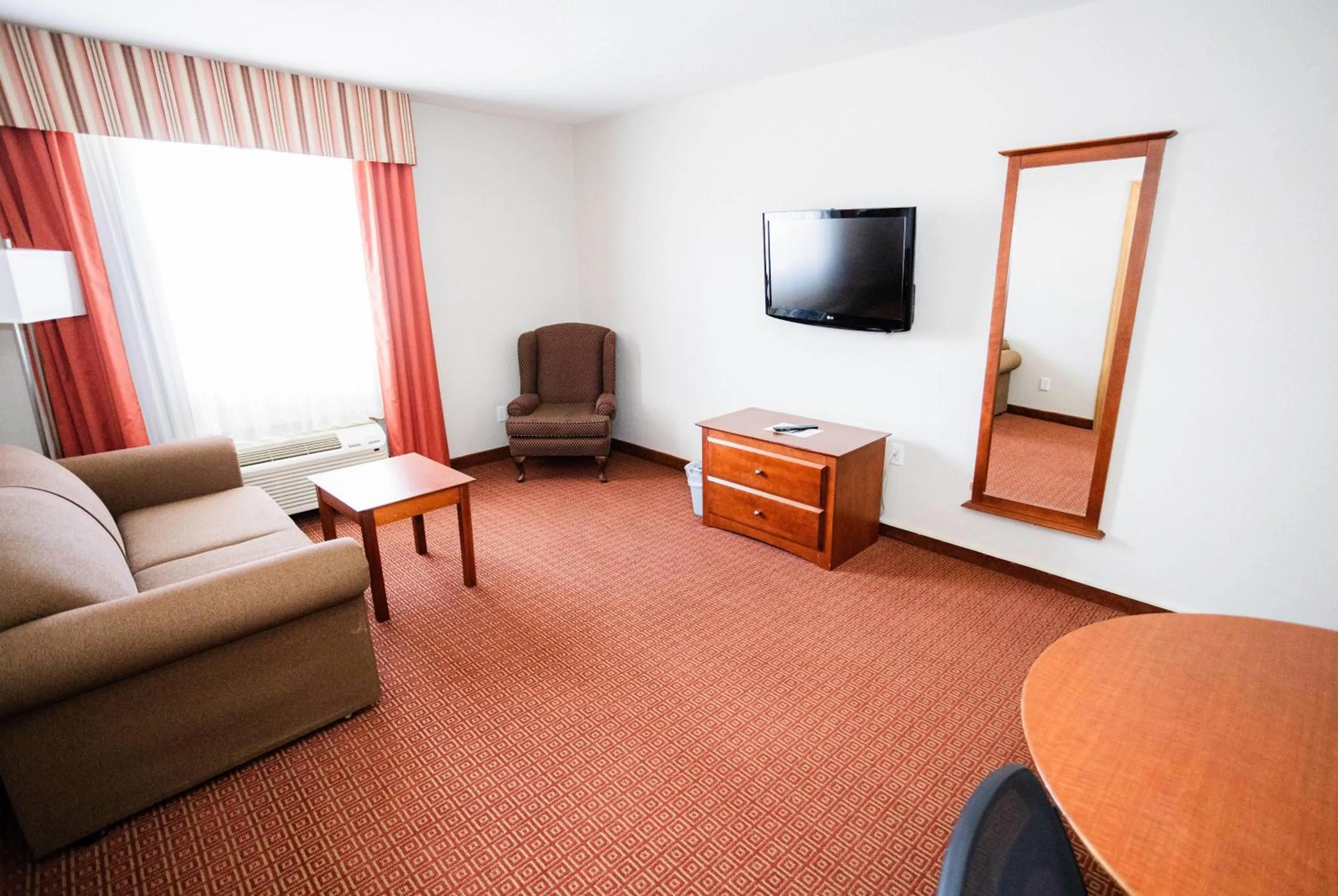 Photo of the whole room in Super 8 by Wyndham Drayton Valley