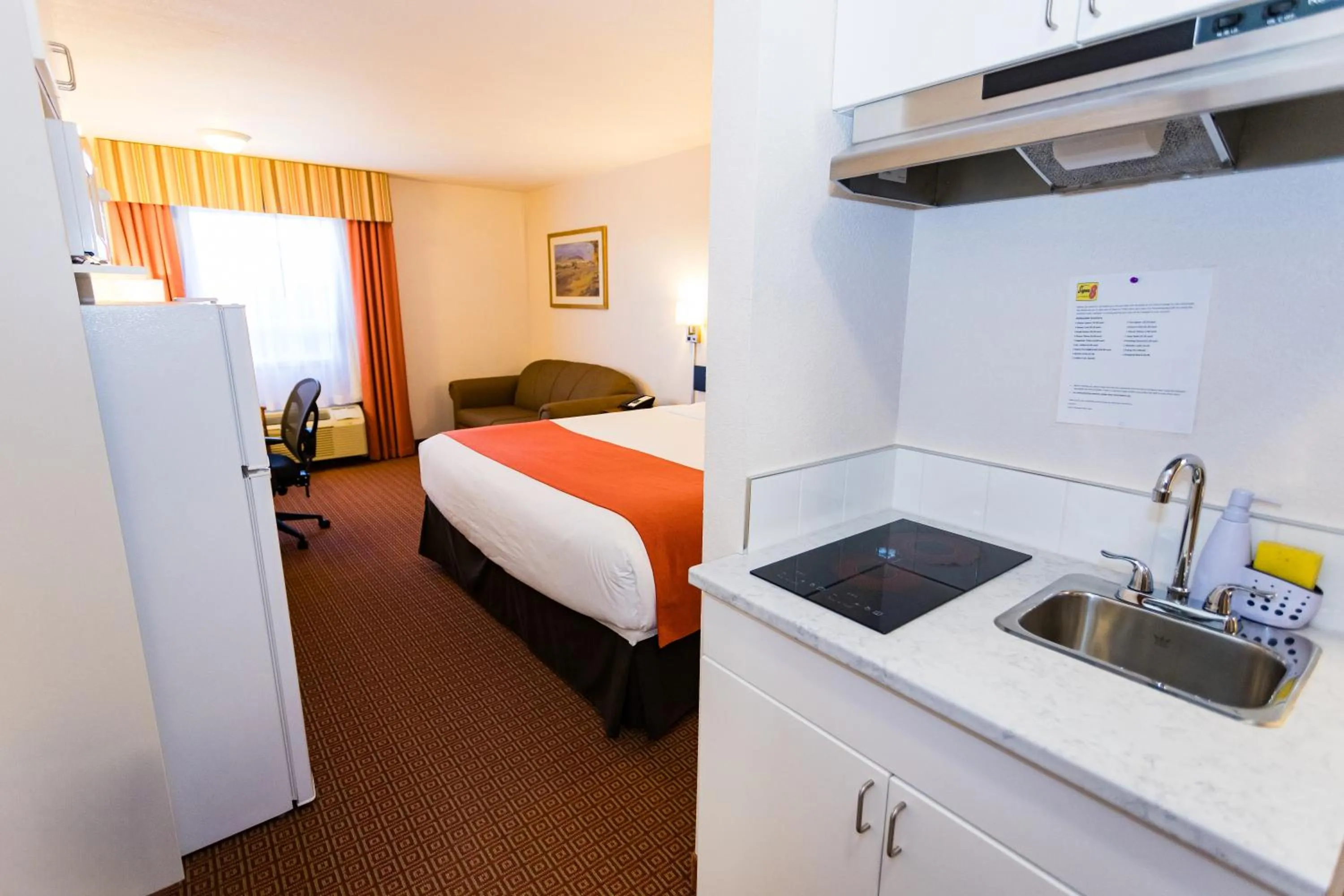 Kitchen or kitchenette, Bed in Super 8 by Wyndham Drayton Valley