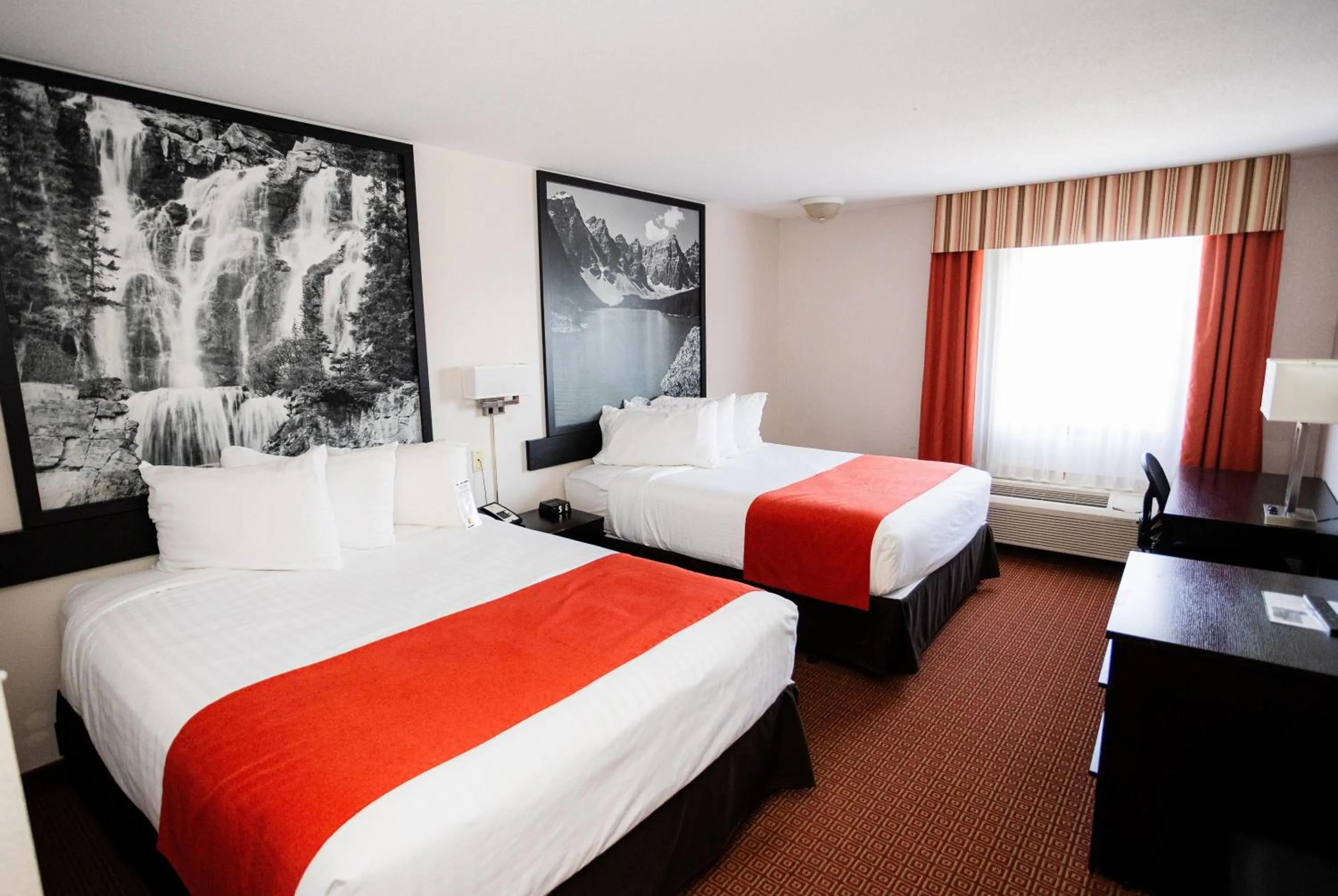Photo of the whole room, Bed in Super 8 by Wyndham Drayton Valley