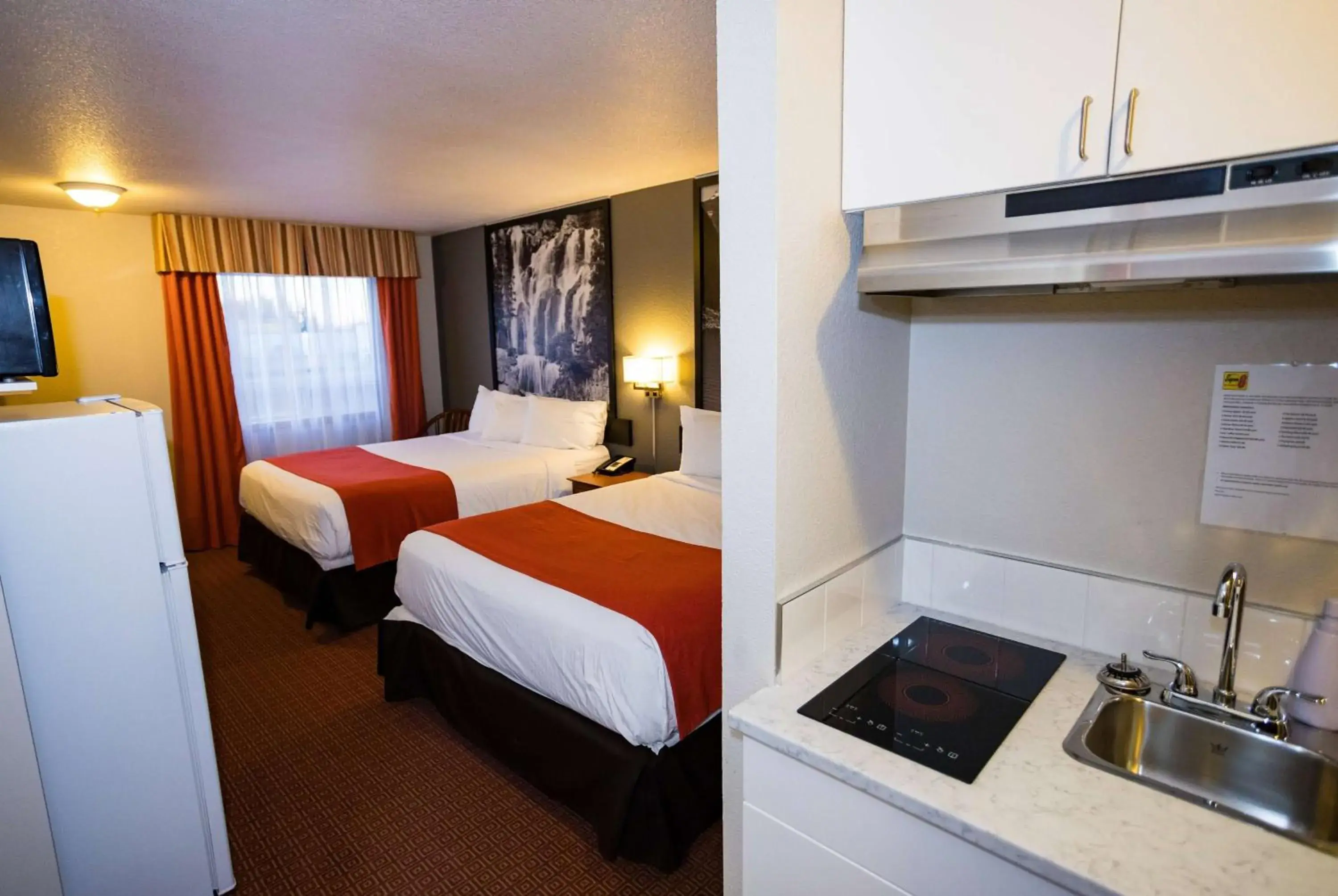 Deluxe Queen Room with Two Queen Beds - Non-Smoking in Super 8 by Wyndham Drayton Valley Deluxe Queen Room with Two Queen Beds - Non-Smoking in Super 8 by Wyndham Drayton Valley