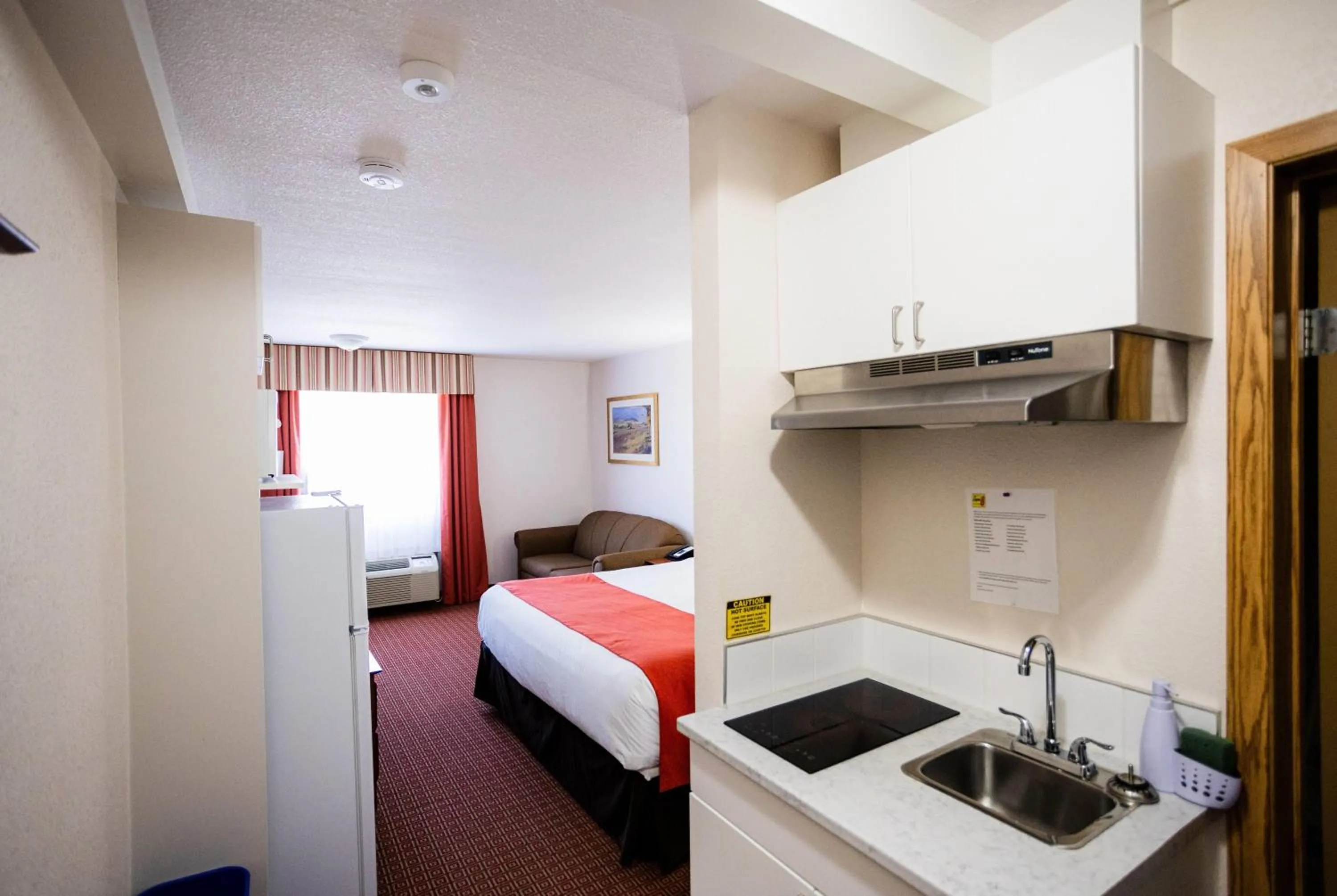 Photo of the whole room, Bed in Super 8 by Wyndham Drayton Valley