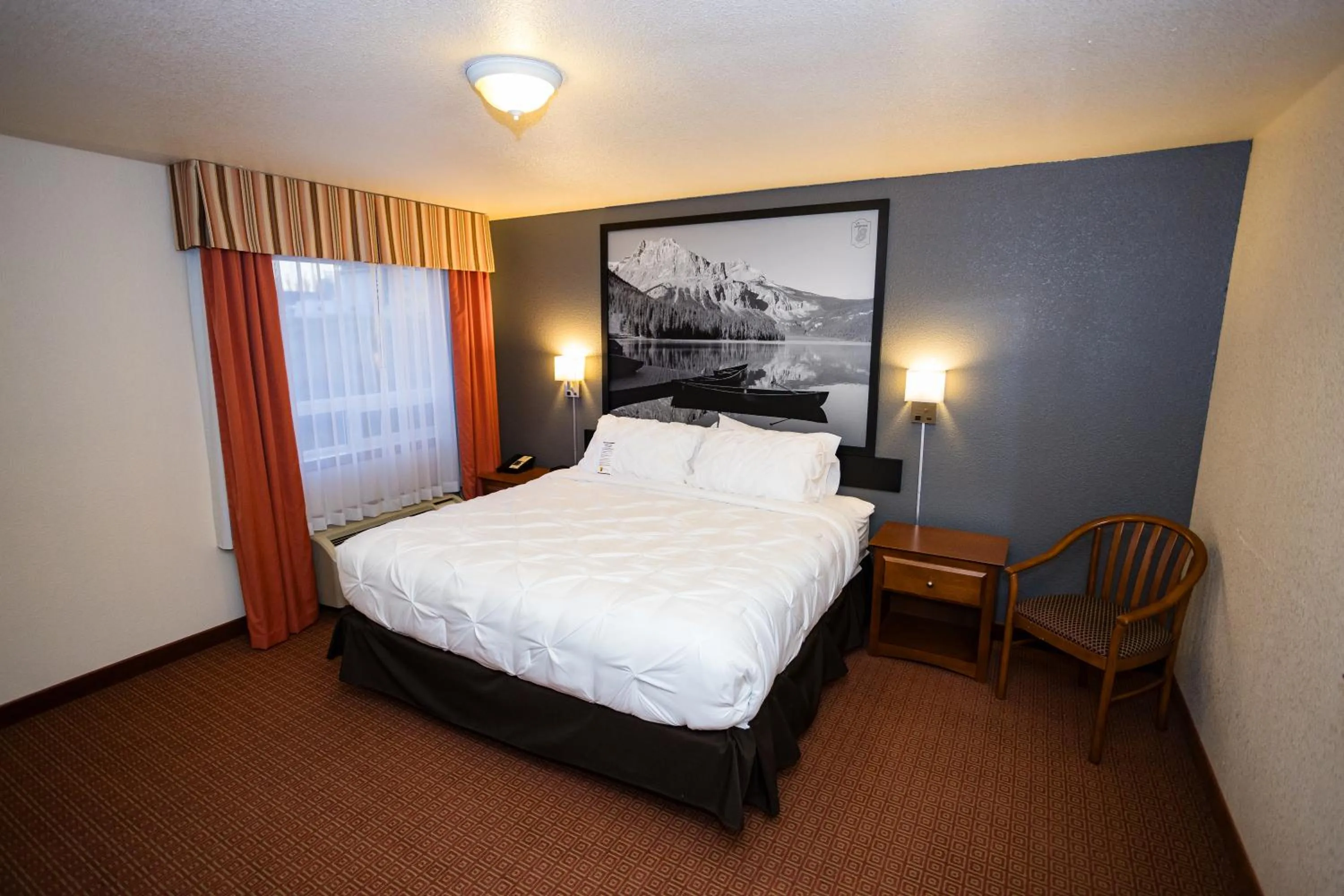 Kitchen or kitchenette, Bed in Super 8 by Wyndham Drayton Valley