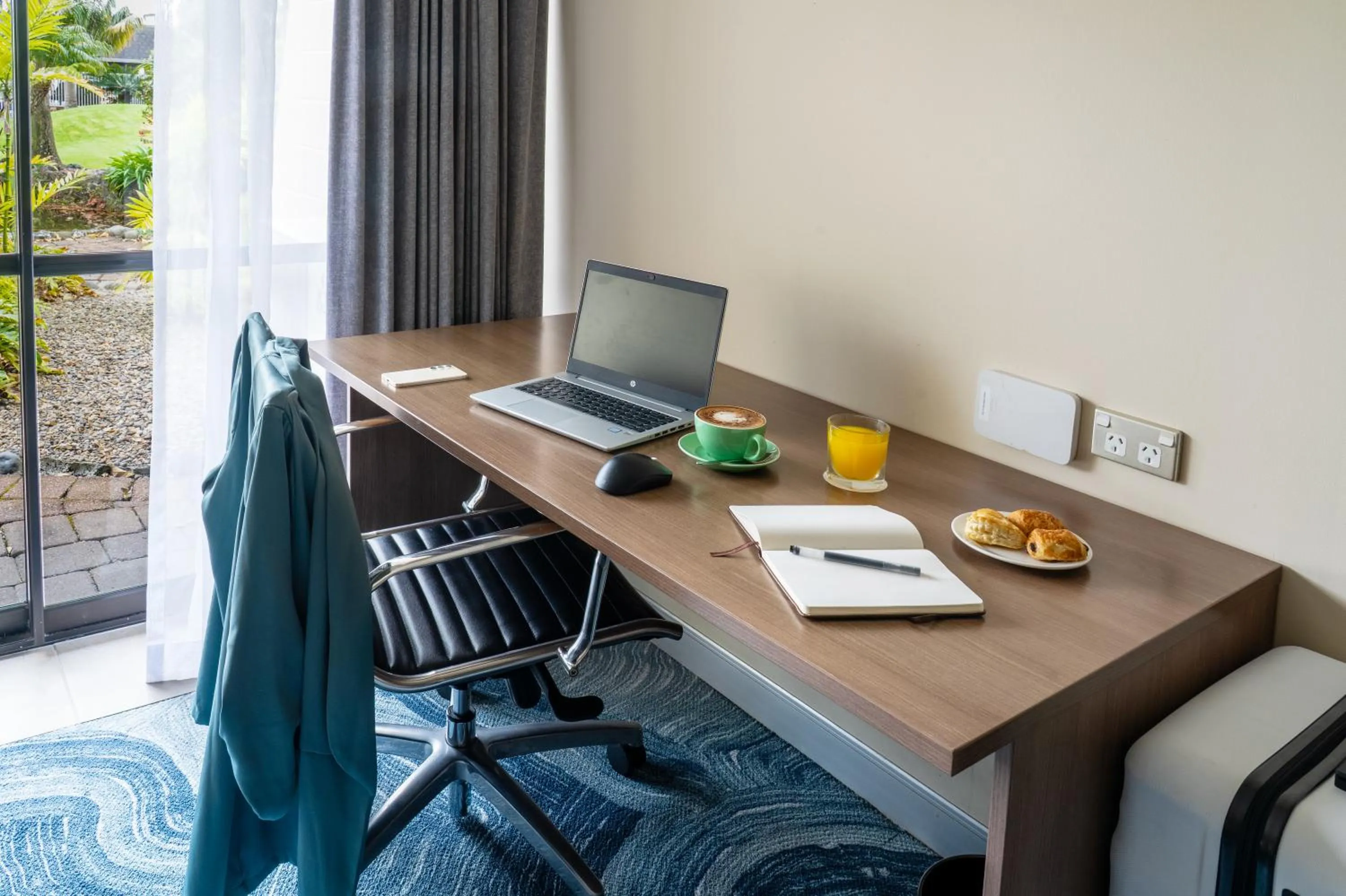 Bedroom in Holiday Inn Auckland Airport by IHG