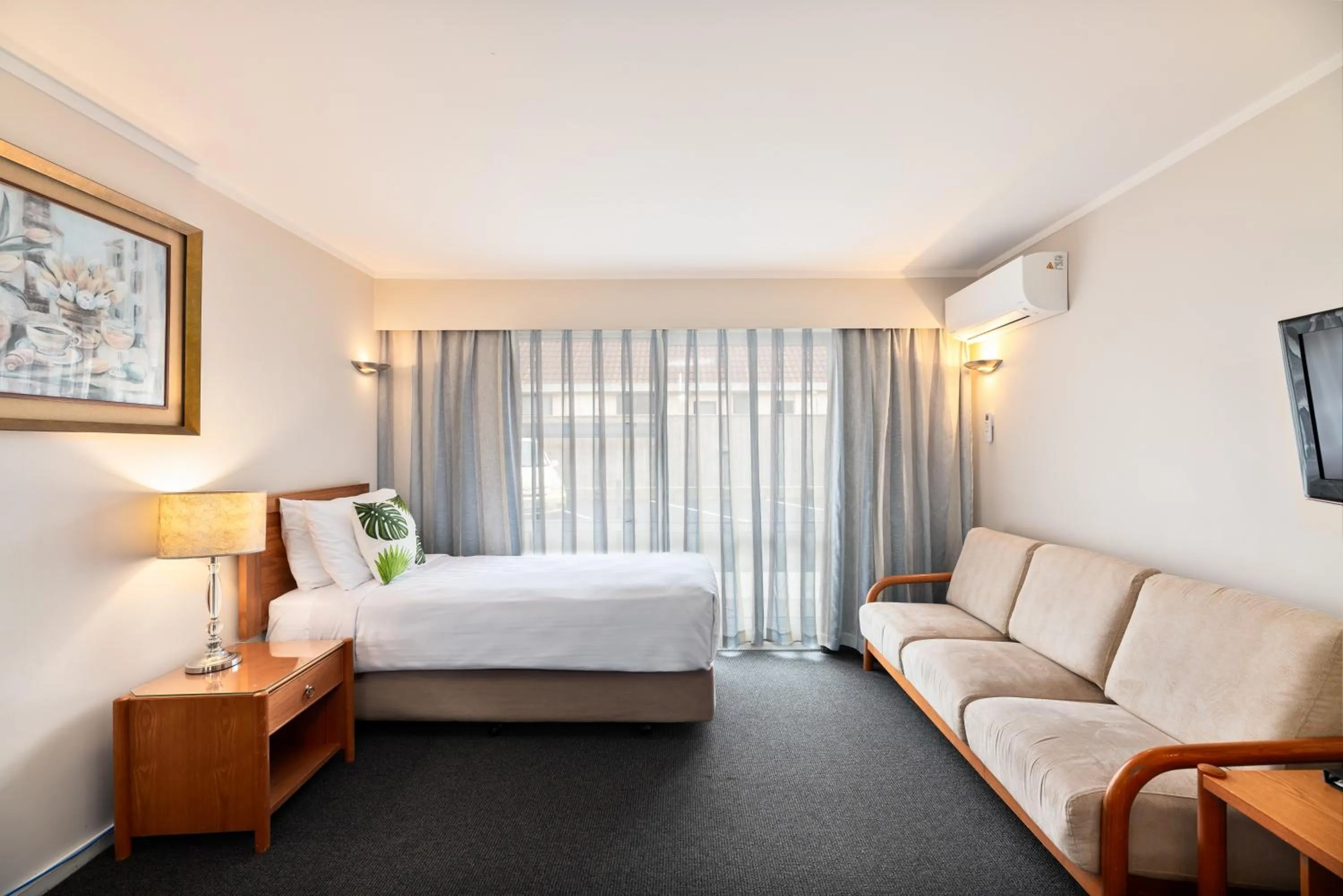 Bed in Best Western Newmarket Inn & Suites