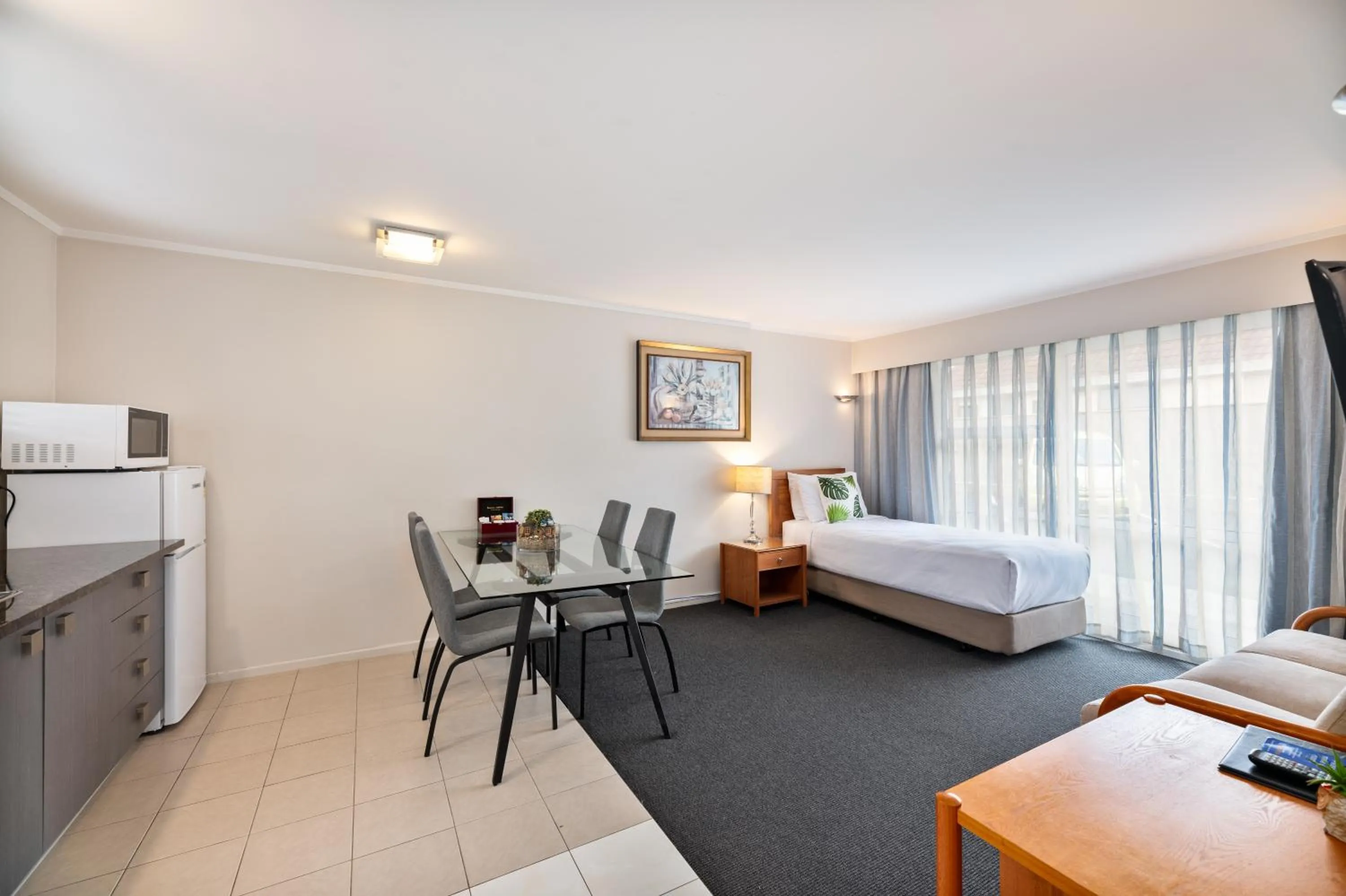 Bed in Best Western Newmarket Inn & Suites