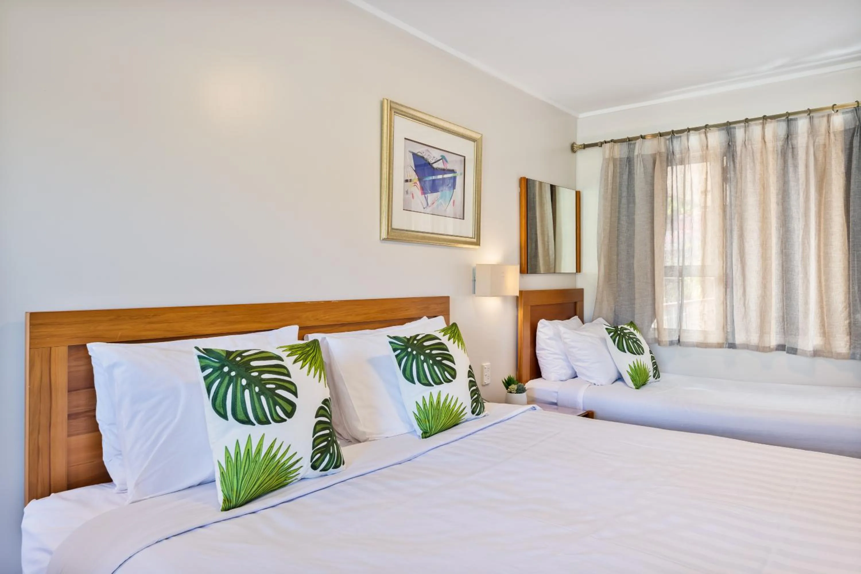 Bed in Best Western Newmarket Inn & Suites