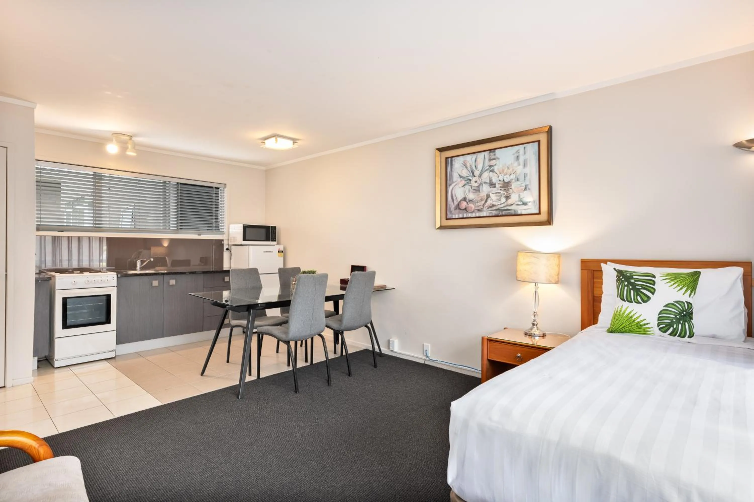 Bed in Best Western Newmarket Inn & Suites