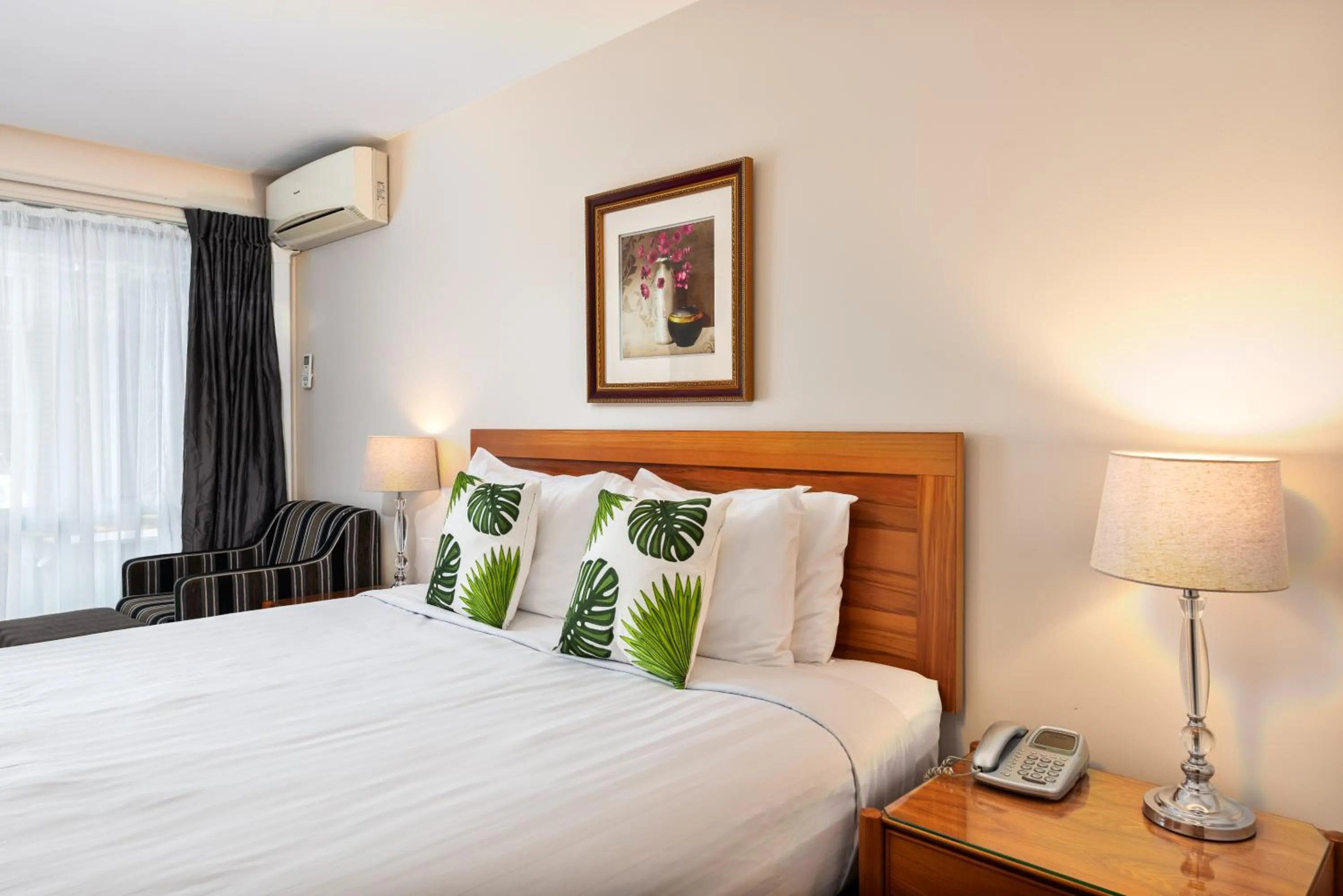 Bed in Best Western Newmarket Inn & Suites