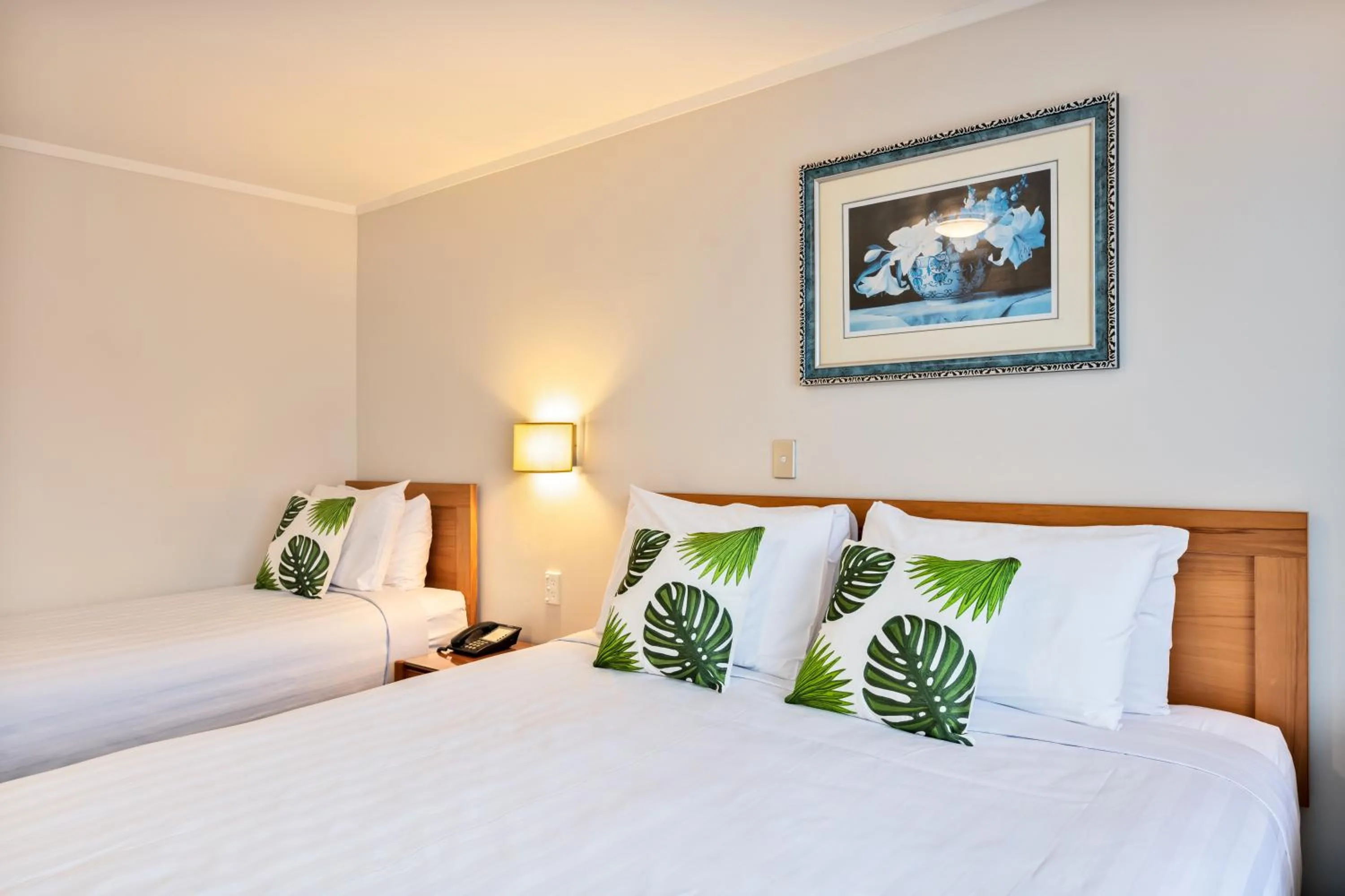 Bed in Best Western Newmarket Inn & Suites