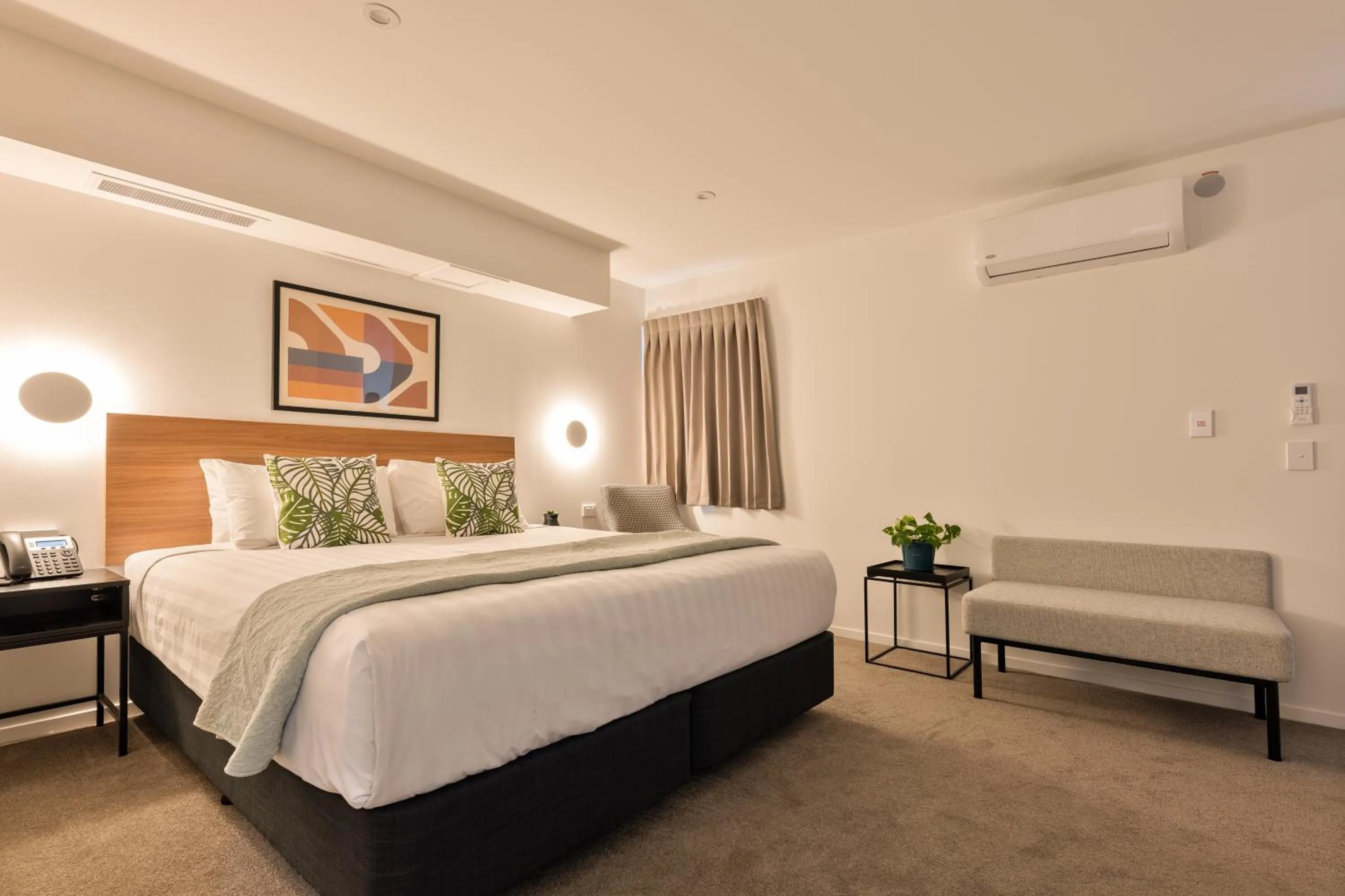 Bed in Best Western Newmarket Inn & Suites