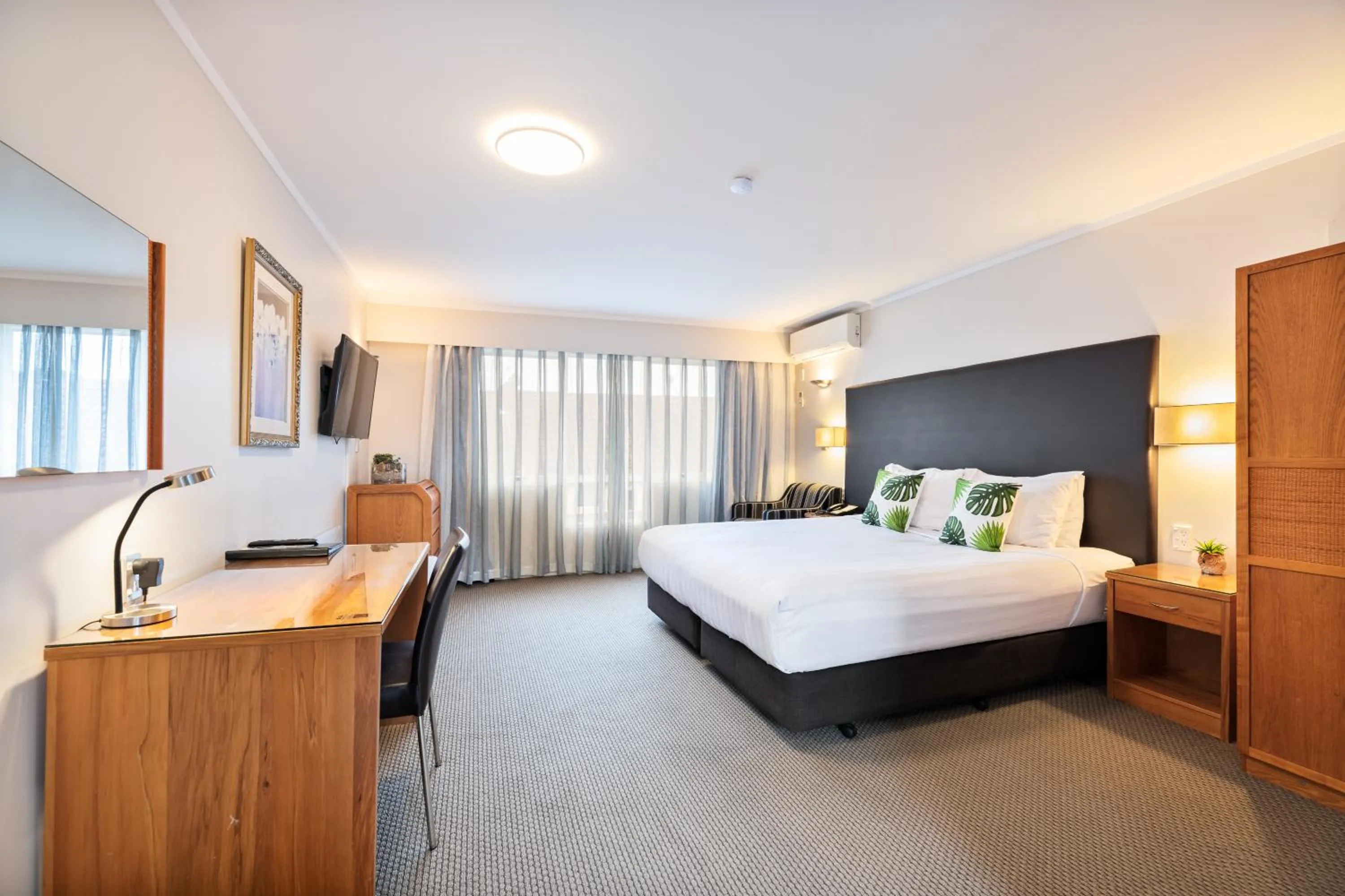 Bed in Best Western Newmarket Inn & Suites